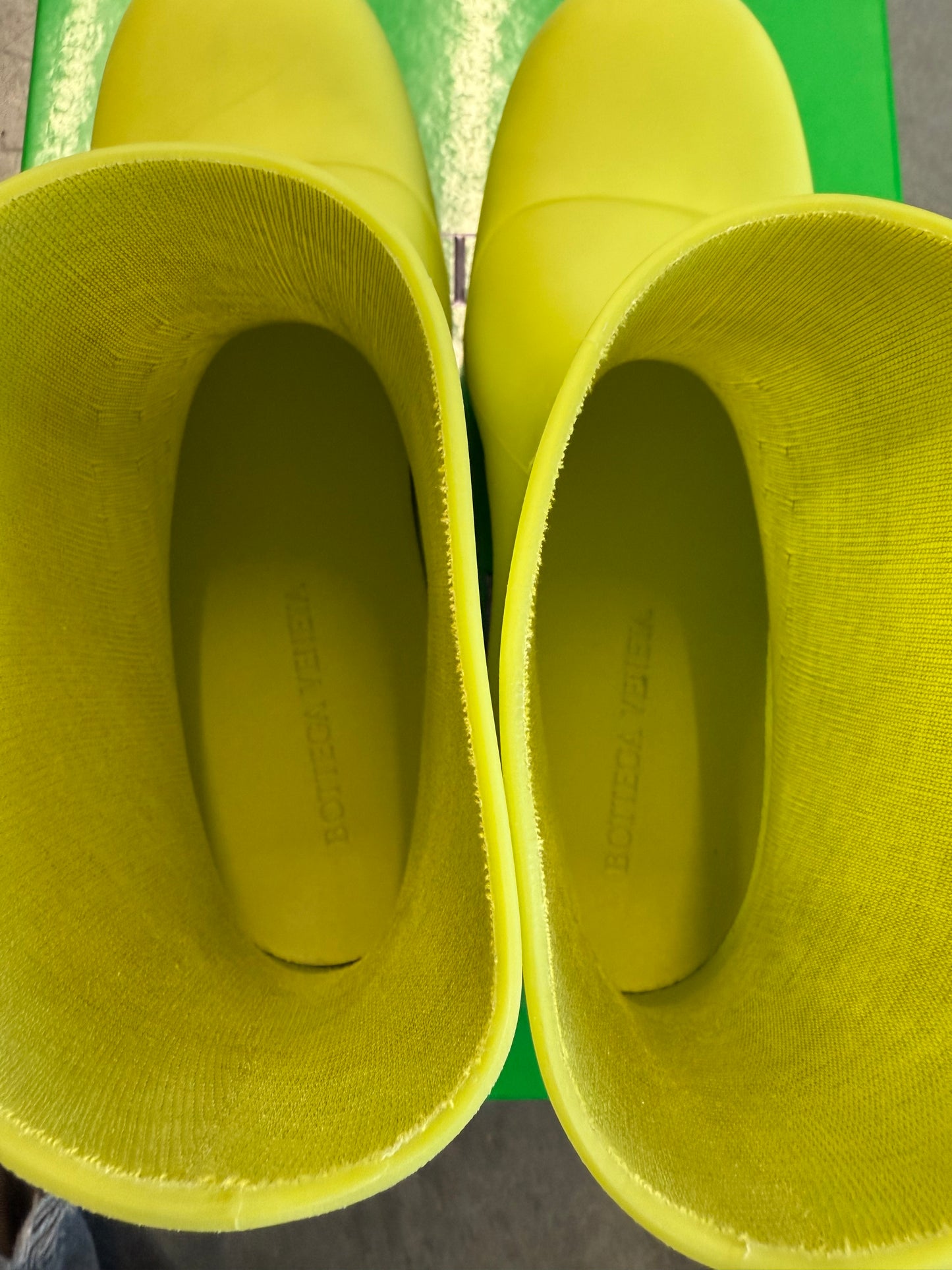 SIZE 42 BOTTEGA VENETA PUDDLE ANKLE BOOT MATTE RUBBER KIWI GREEN (PRE-OWNED WITH BOX)