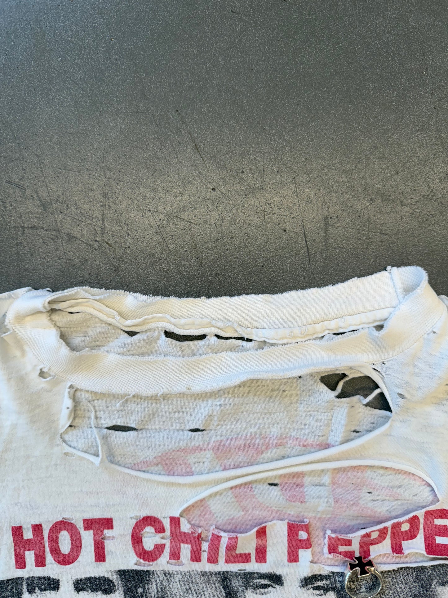 1990 RED HOT CHILI PEPPERS PHOTO BY WILLIAM HAMES THRASHED TEE