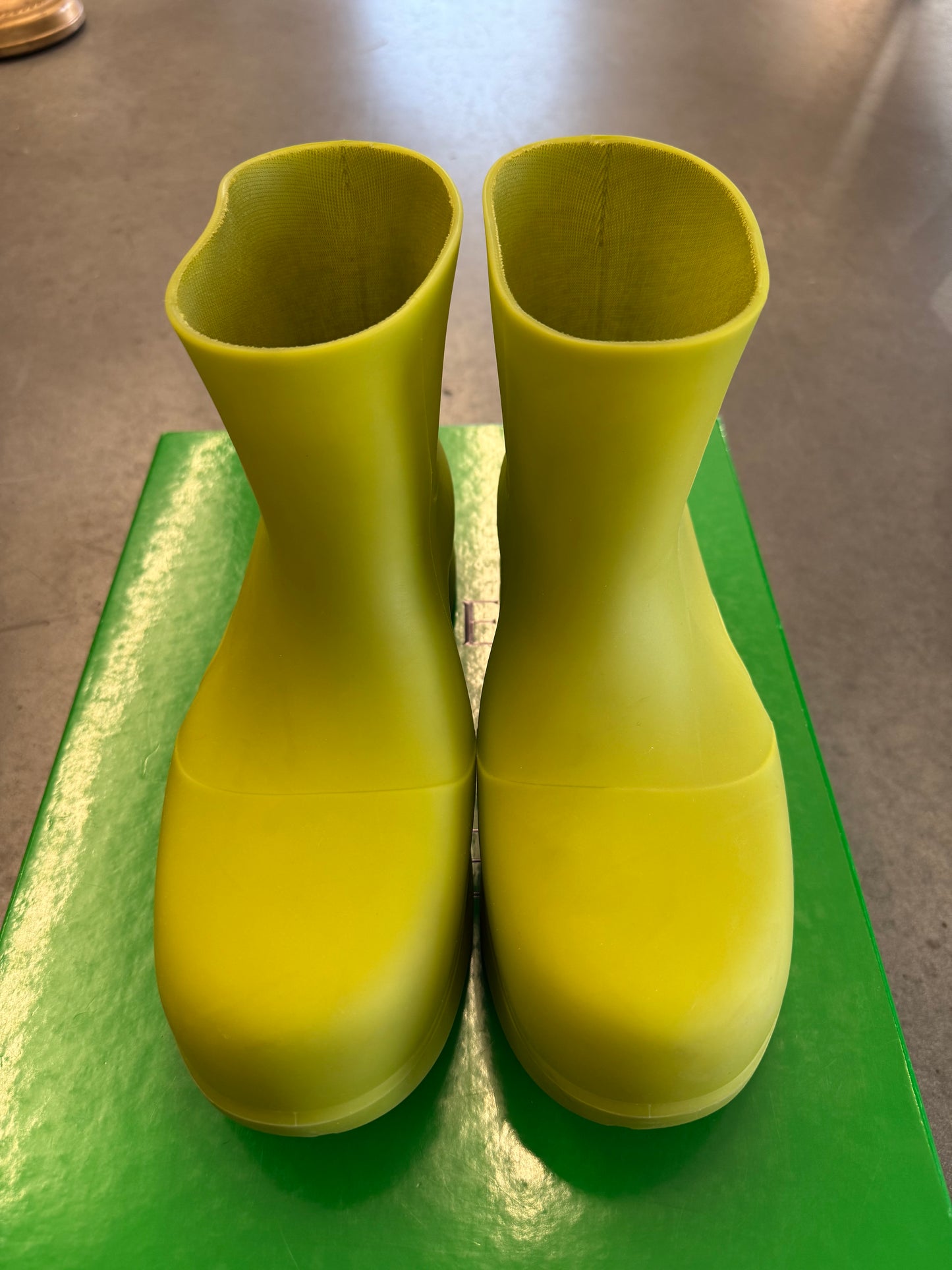 SIZE 42 BOTTEGA VENETA PUDDLE ANKLE BOOT MATTE RUBBER KIWI GREEN (PRE-OWNED WITH BOX)