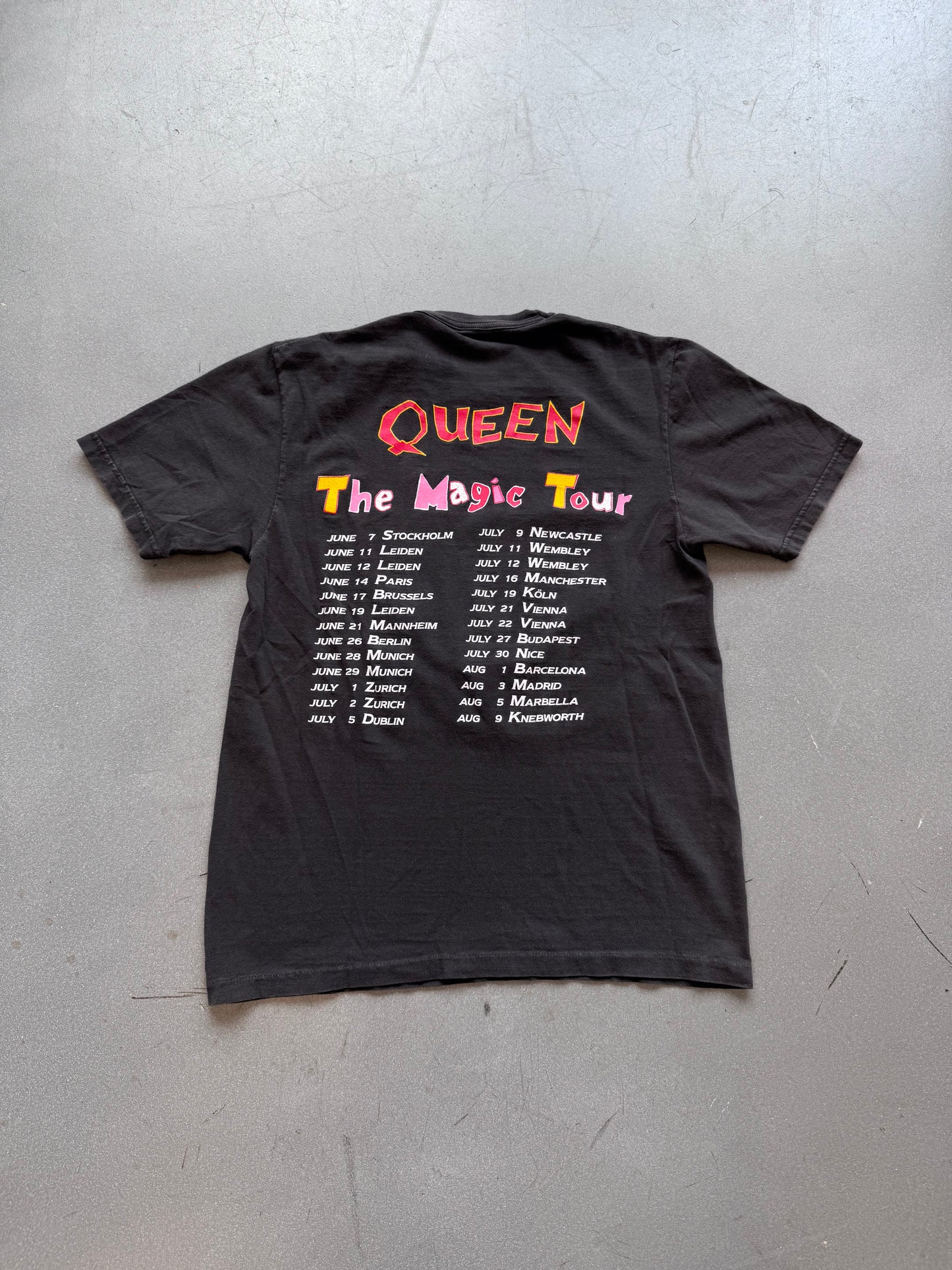 1986 QUEEN 'A KIND OF MAGIC' THE MAGIC TOUR TEE (SUPATEES TAG)