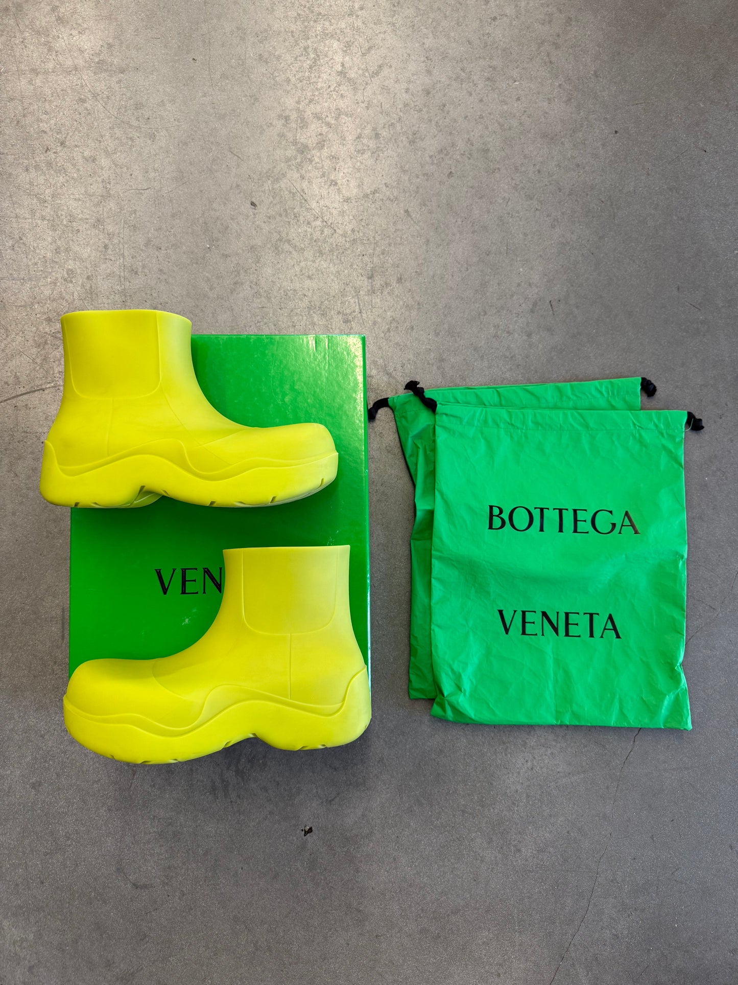 SIZE 42 BOTTEGA VENETA PUDDLE ANKLE BOOT MATTE RUBBER KIWI GREEN (PRE-OWNED WITH BOX)