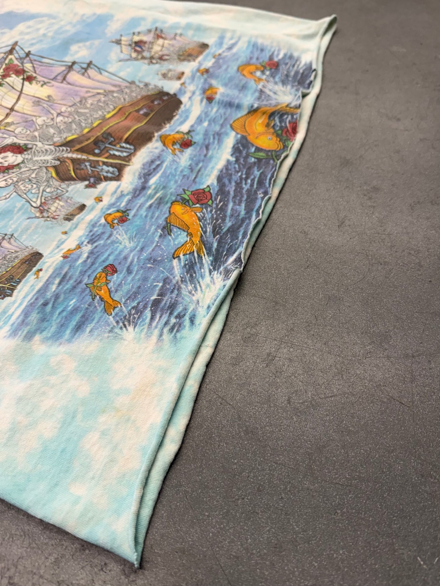 1993 GRATEFUL DEAD PIRATE SHIP CROPPED AOP TEE (LIQUID BLUE TAG)