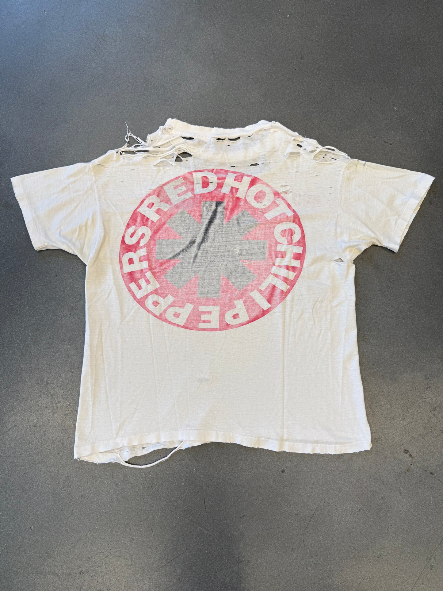 1990 RED HOT CHILI PEPPERS PHOTO BY WILLIAM HAMES THRASHED TEE