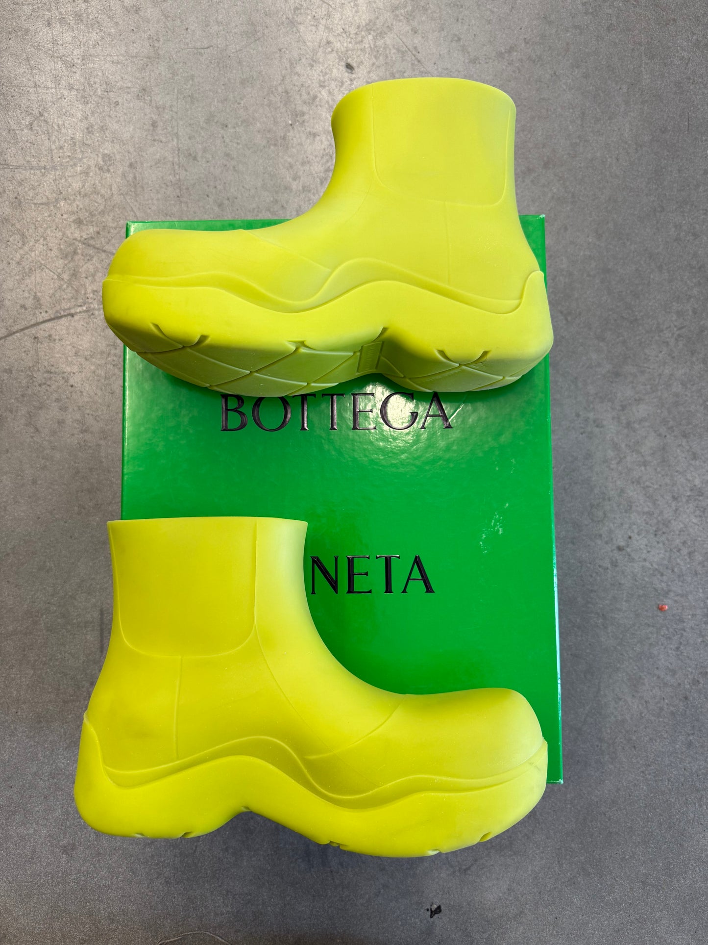 SIZE 42 BOTTEGA VENETA PUDDLE ANKLE BOOT MATTE RUBBER KIWI GREEN (PRE-OWNED WITH BOX)