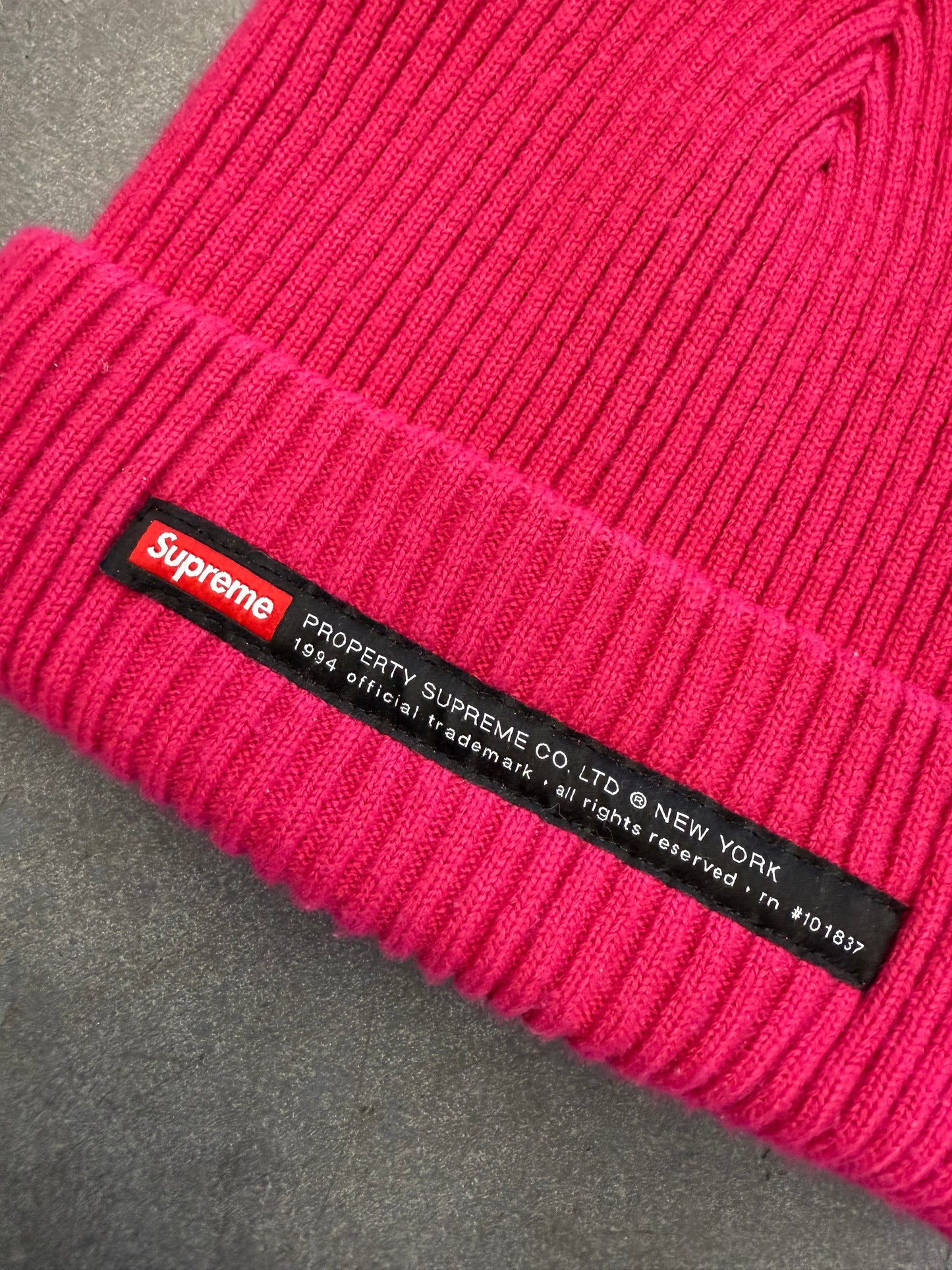FW22 SUPREME PROPERTY LABEL BEANIE MAGENTA