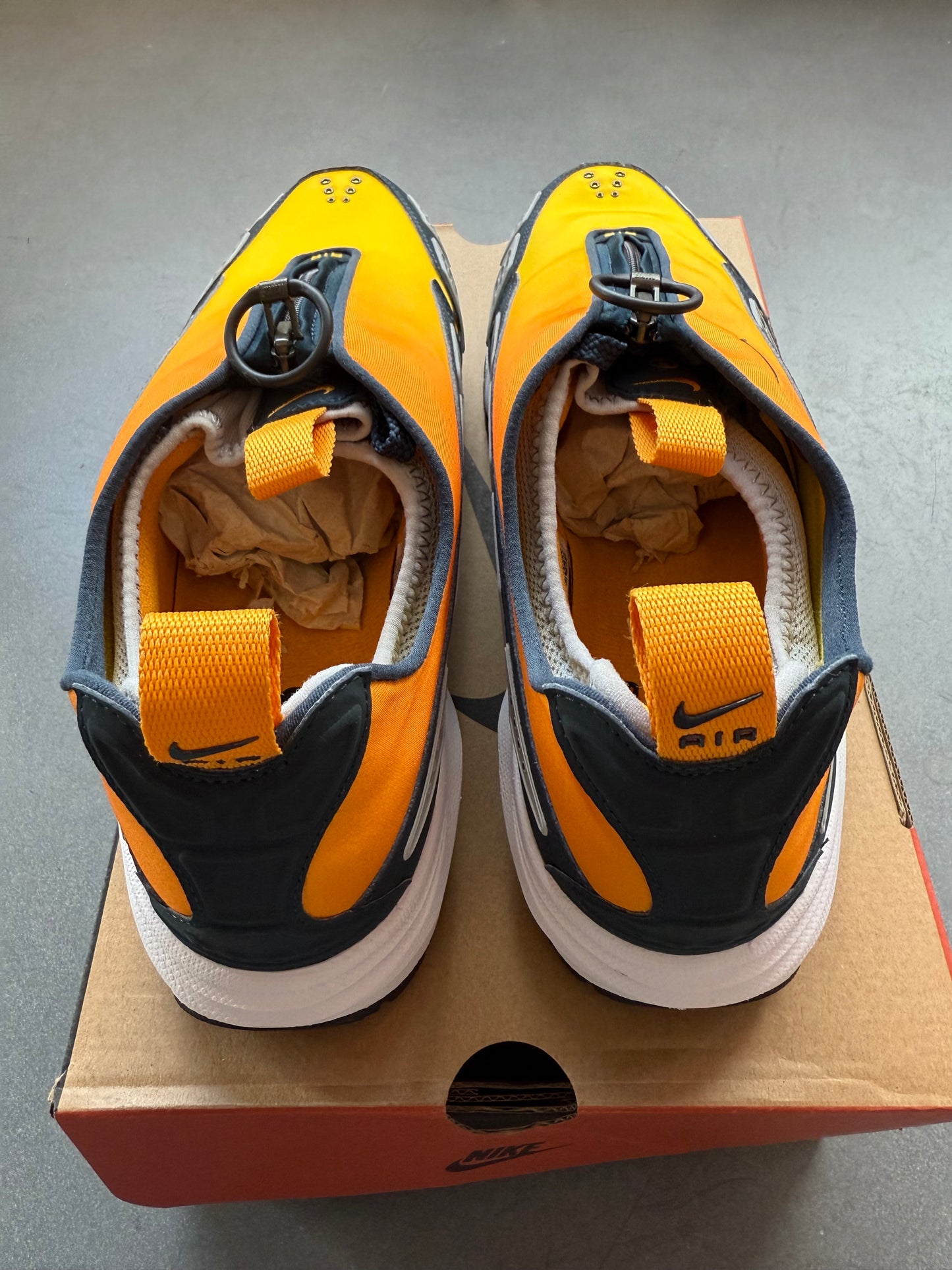 2024 SIZE 11.5 WOMEN'S NIKE AIR MAX SUNDER CANYON GOLD (NEW WITH BOX)