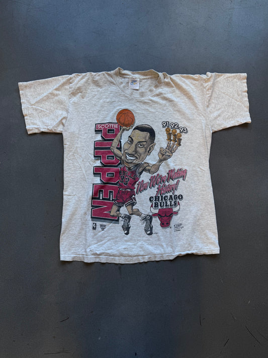 1993 CHICAGO BULLS "NOW WE'RE MAKING HISTORY!" SCOTTIE PIPPEN TEE (FAN TAG)