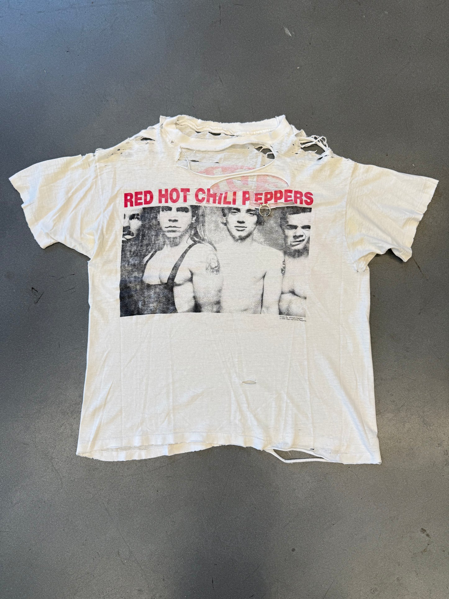 1990 RED HOT CHILI PEPPERS PHOTO BY WILLIAM HAMES THRASHED TEE