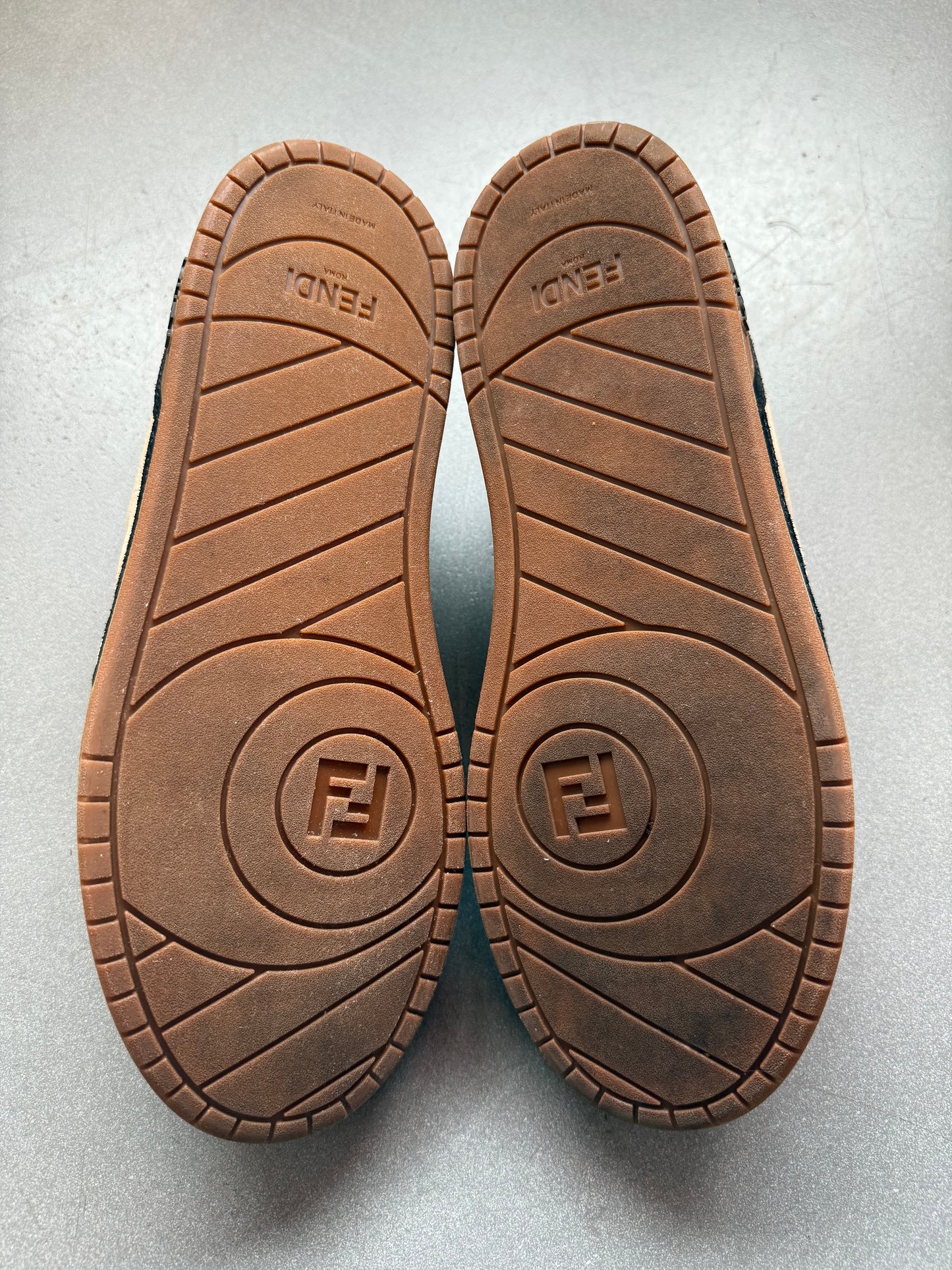 SIZE 10 FENDI MATCH LOW TOP LEATHER SNEAKERS (PRE-OWNED NO BOX)