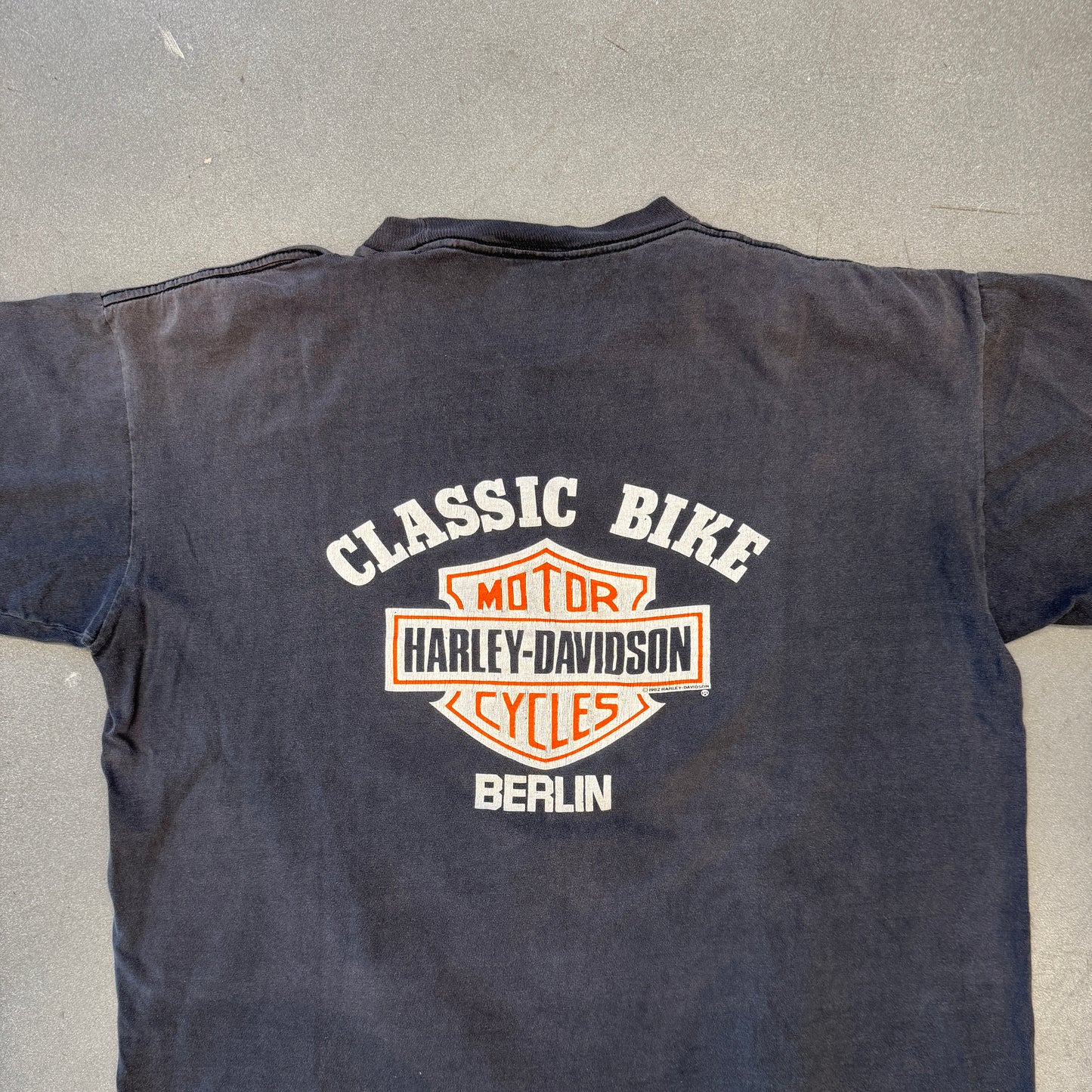 1992 HARLEY-DAVIDSON KING OF THE CONCRETE JUNGLE. BERLIN TEE (HOLOUBEK BRAND TAG)