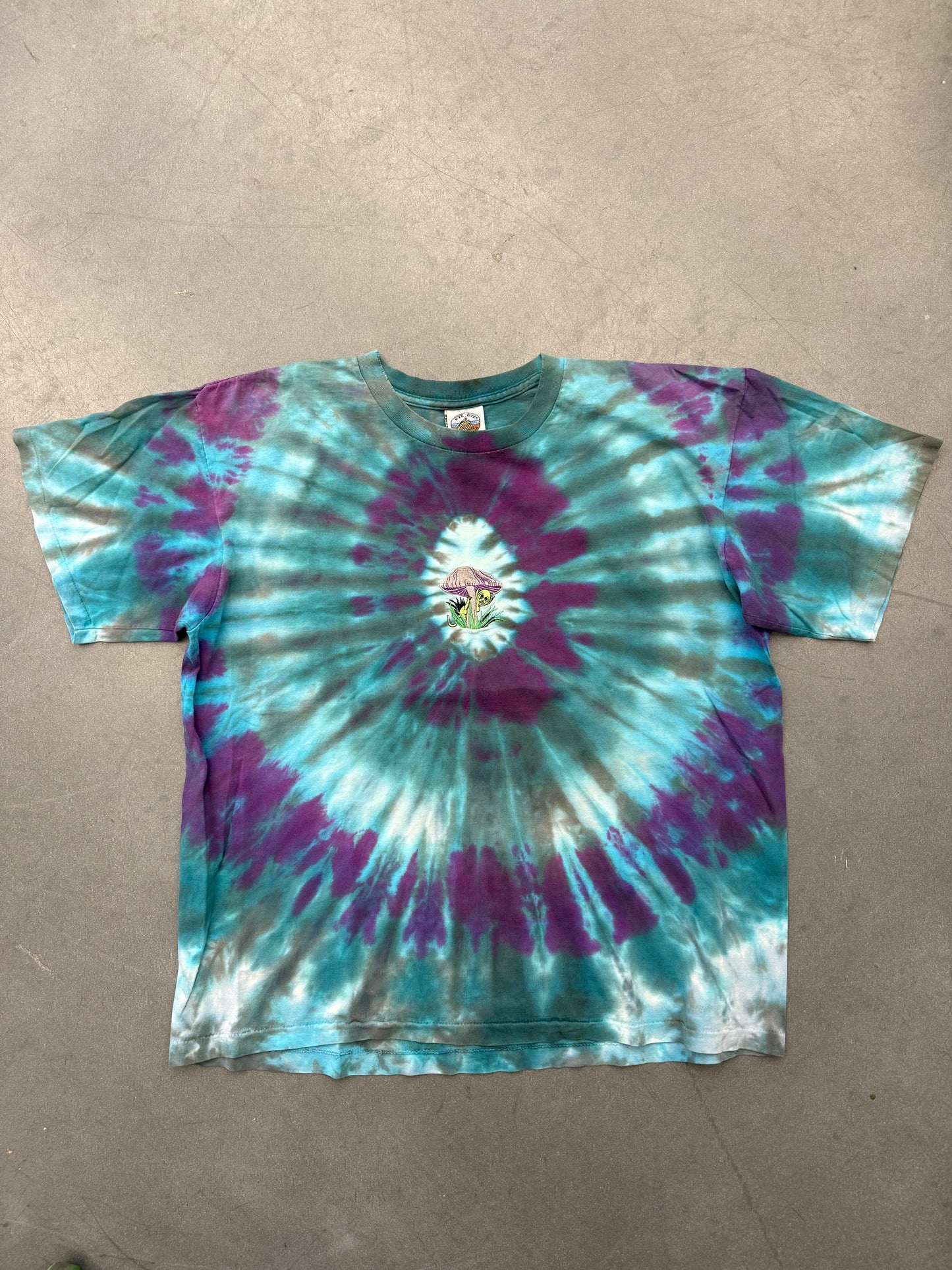 90S EMBROIDERED MUSHROOM & ALIEN CENTER TIE DYE TEE (EYE-DYE TAG)