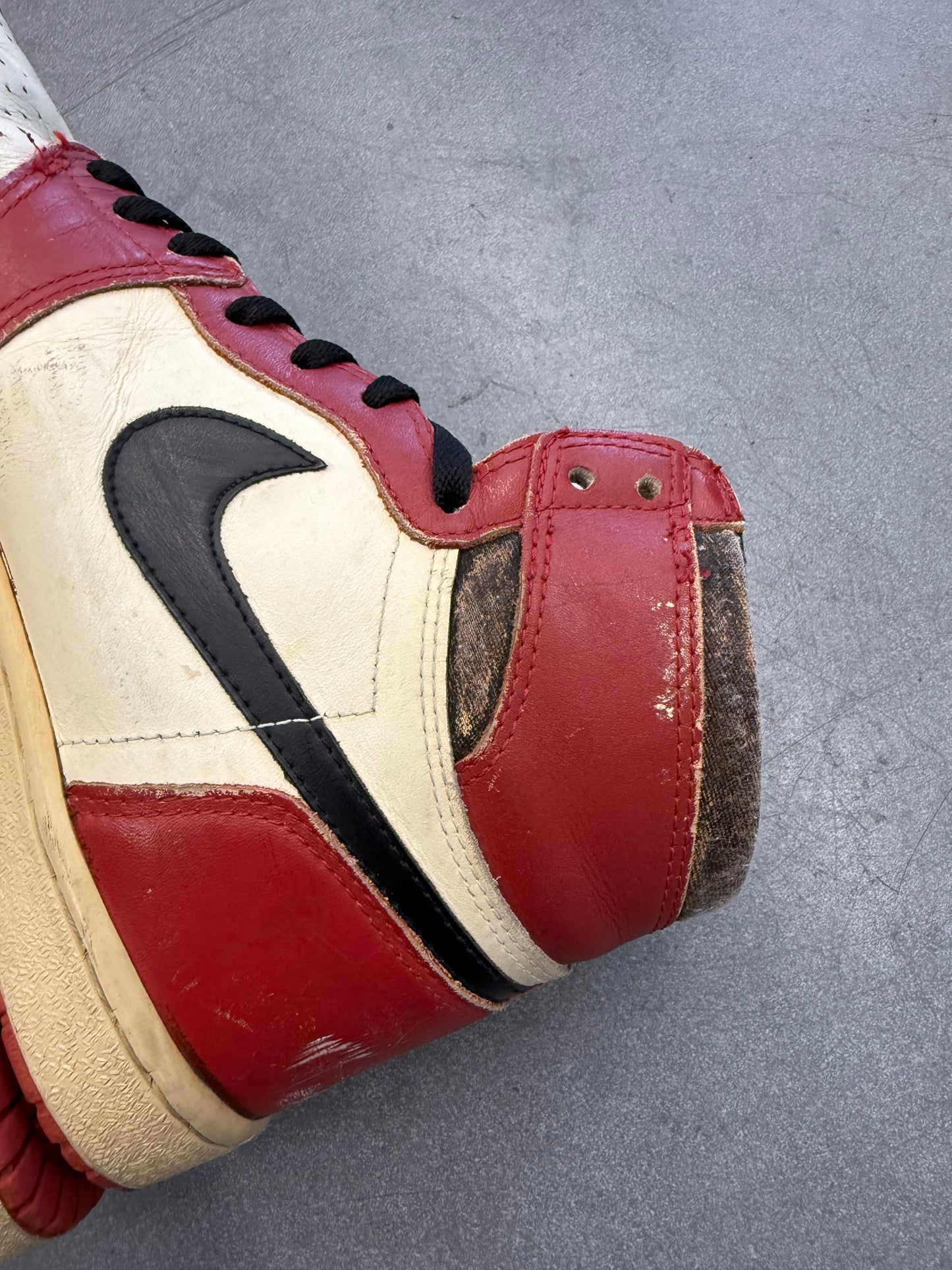 1985 SIZE 10.5 AIR JORDAN 1 CHICAGO (PRE-OWNED NO BOX)