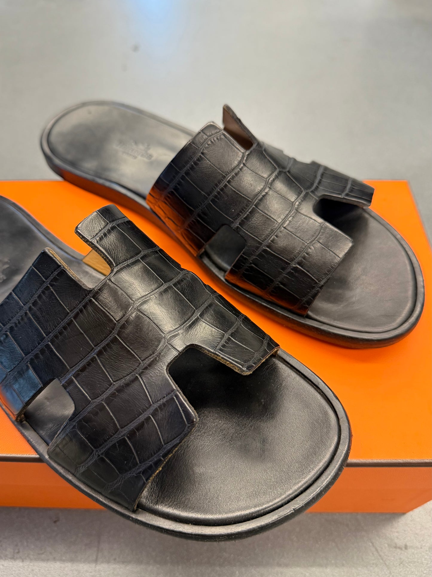 SIZE 43 HERMES IZMIR CROCODILE SANDAL  - BLACK (PRE-OWNED WITH BOX)