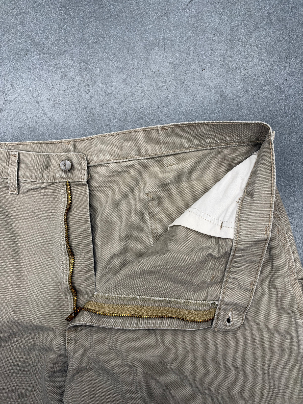 VINTAGE CARHARTT SHORTS (B25 DES) (44)