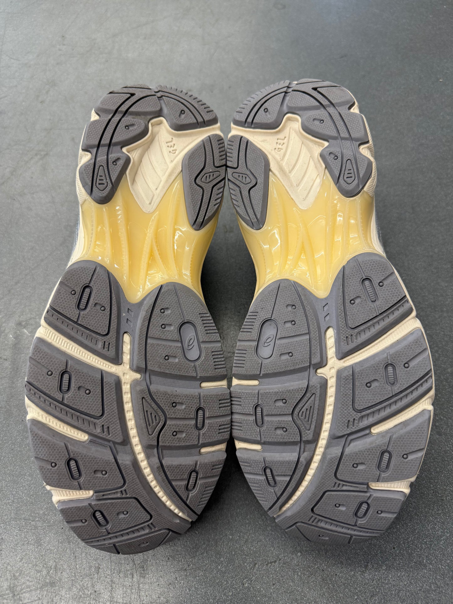 SIZE 10 ASICS GT-2160 CREAM SHEET ROCK (PRE-OWNED WITHOUT BOX)