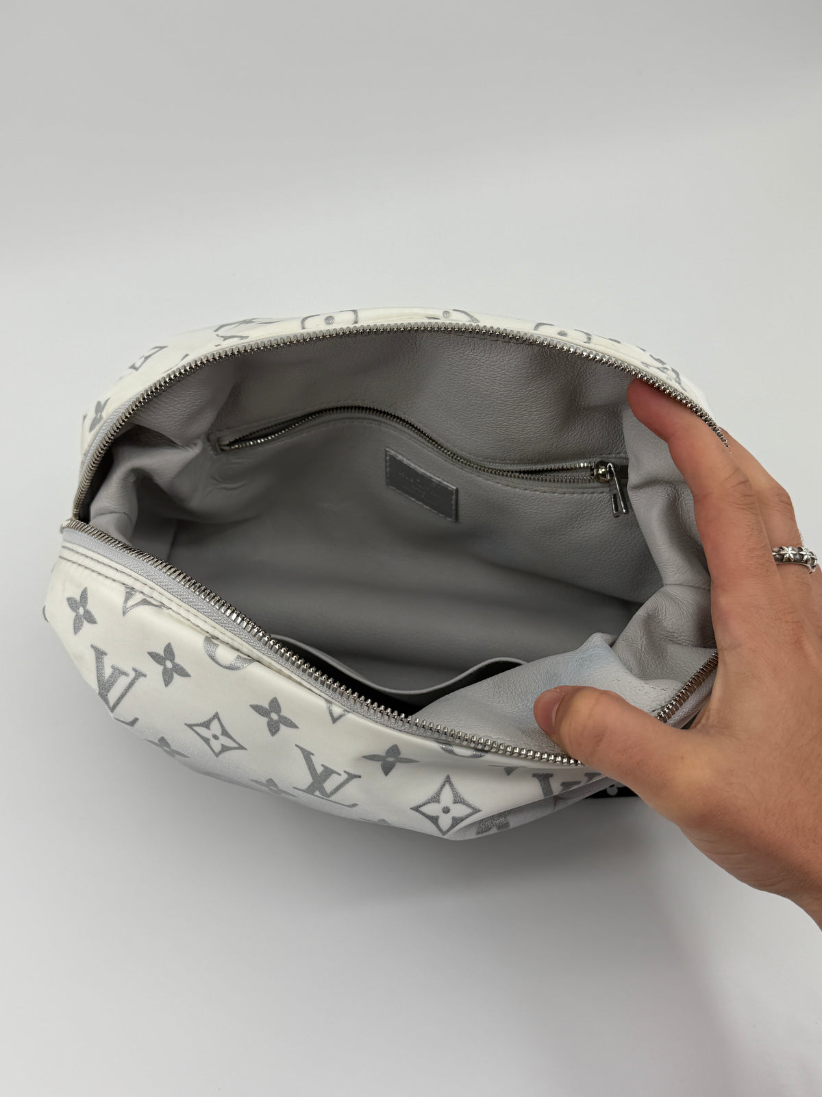 2024 LOUIS VUITTON COSMETIC POUCH - FROST GRADIANT SILVER