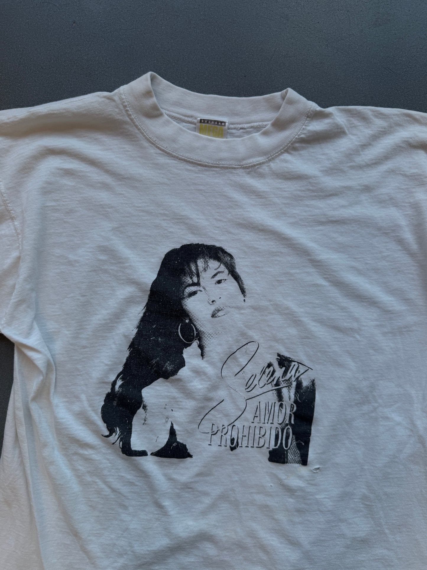 90'S SELENA AMOR PROHIBIDO BOOTLEG MONOTONE TEE (MEGA TOP TAG)