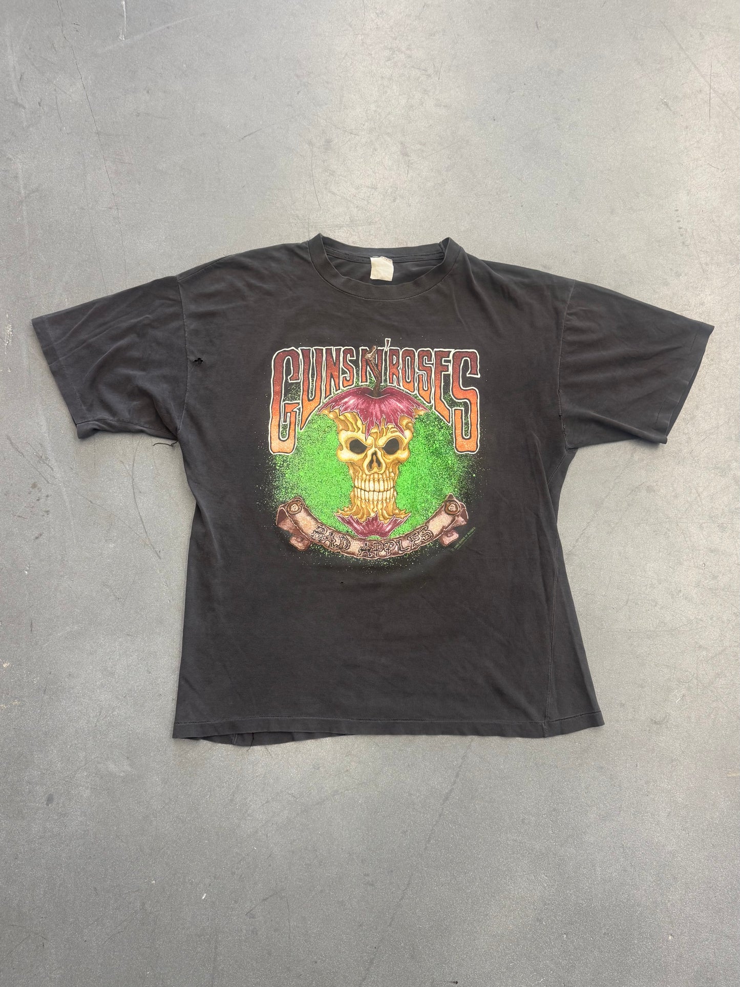 1992 GUNS N' ROSES BAD APPLES USE YOUR ILLUSION TOUR TEE (FADED TAG)