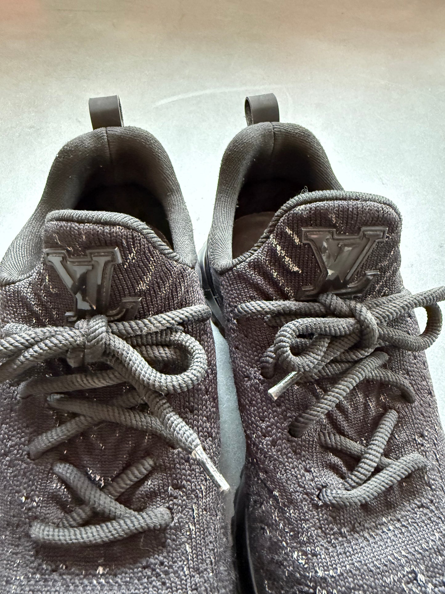 SIZE 7 LOUIS VUITTON VNR TRAINER SNEAKER (PRE-OWNED NO BOX)