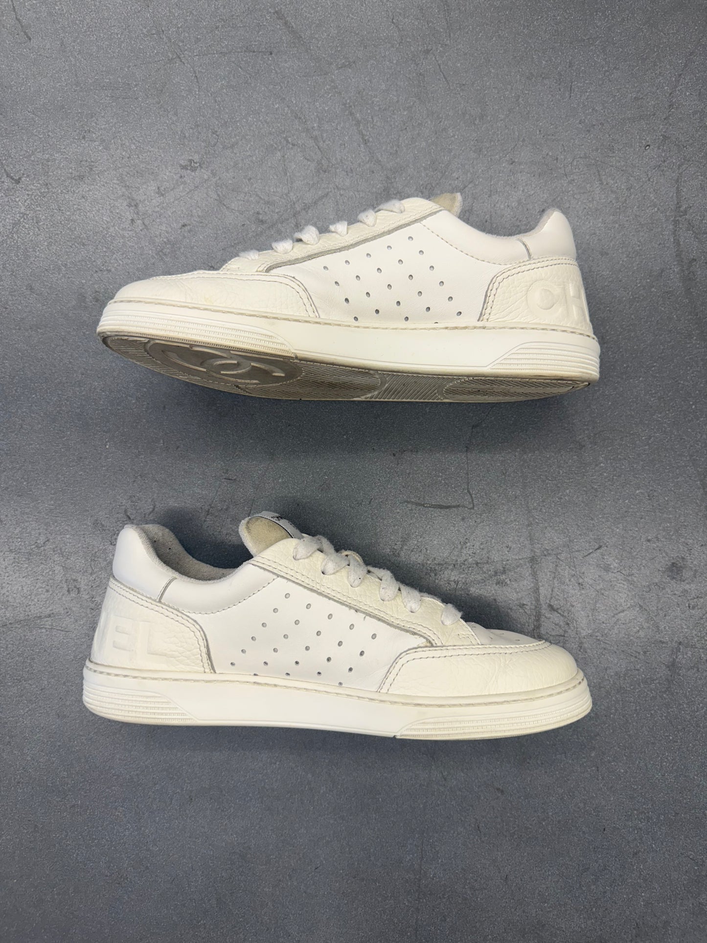 SIZE 42 CHANEL G38809 LEATHER SNEAKER - WHITE