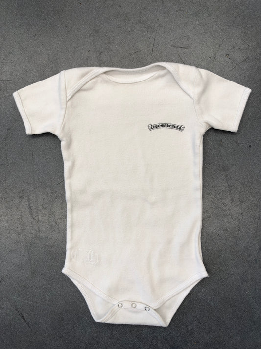 CHROME HEARTS SCROLL LOGO SHORT SLEEVE BABY ONESIE