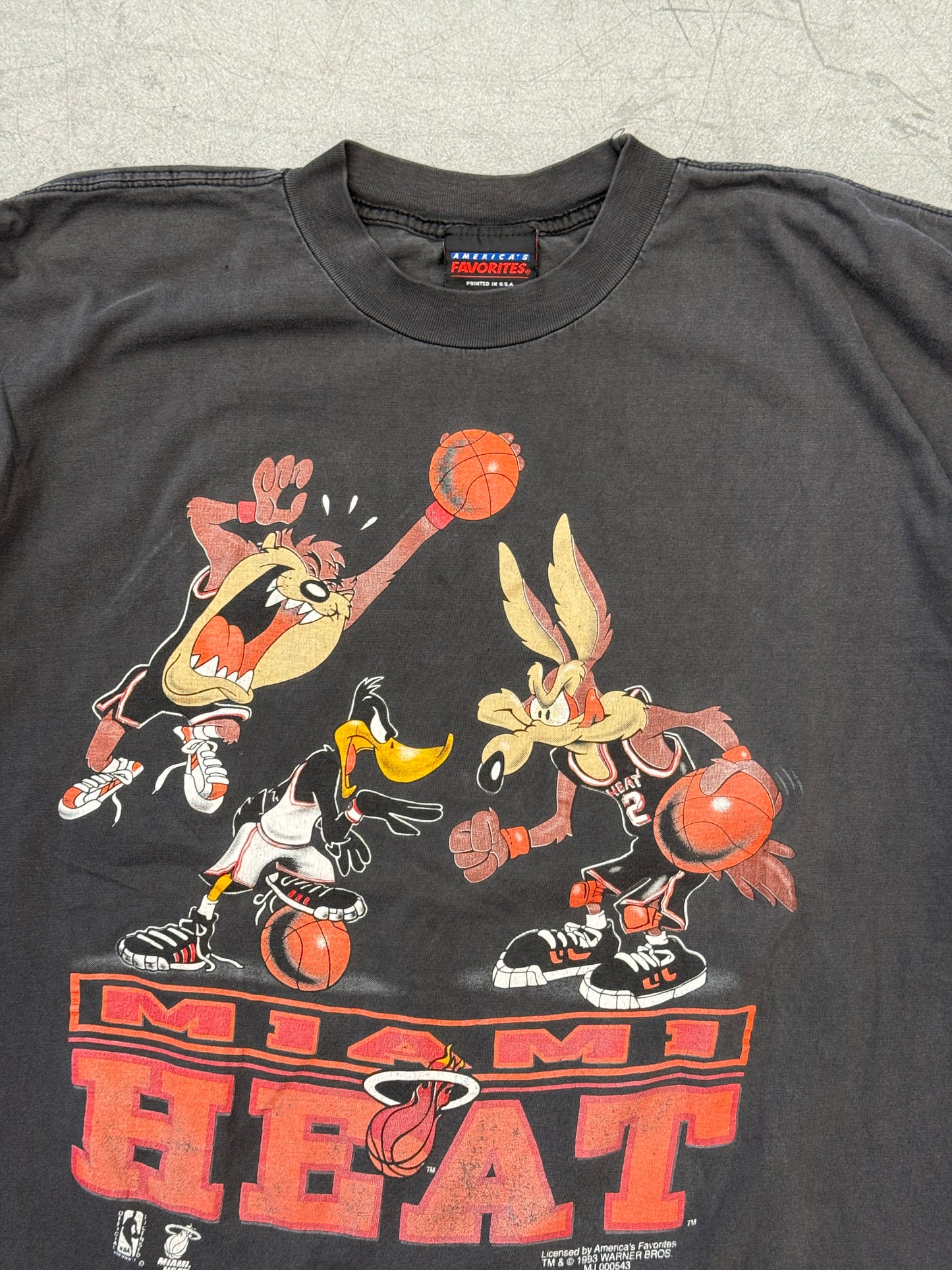 1993 MIAMI HEAT WARNER BROS TAZ, DAFFY, WIL E. NBA TEE (AMERICA'S FAVORITES TAG)
