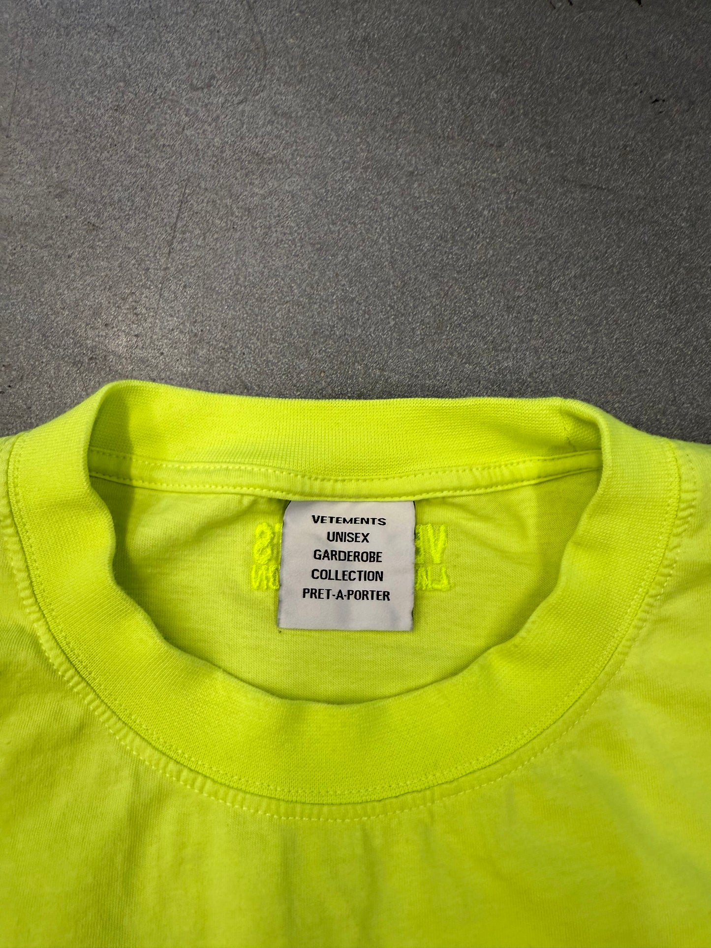 VETEMENTS "HELLO MY NAME IS" TEE - NEON YELLOW