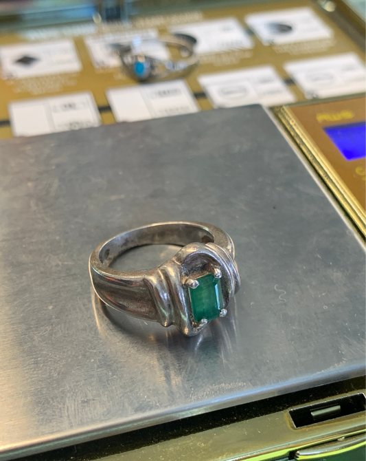 RECTANGLE EMERALD SILVER RING (5.9 GRAMS)