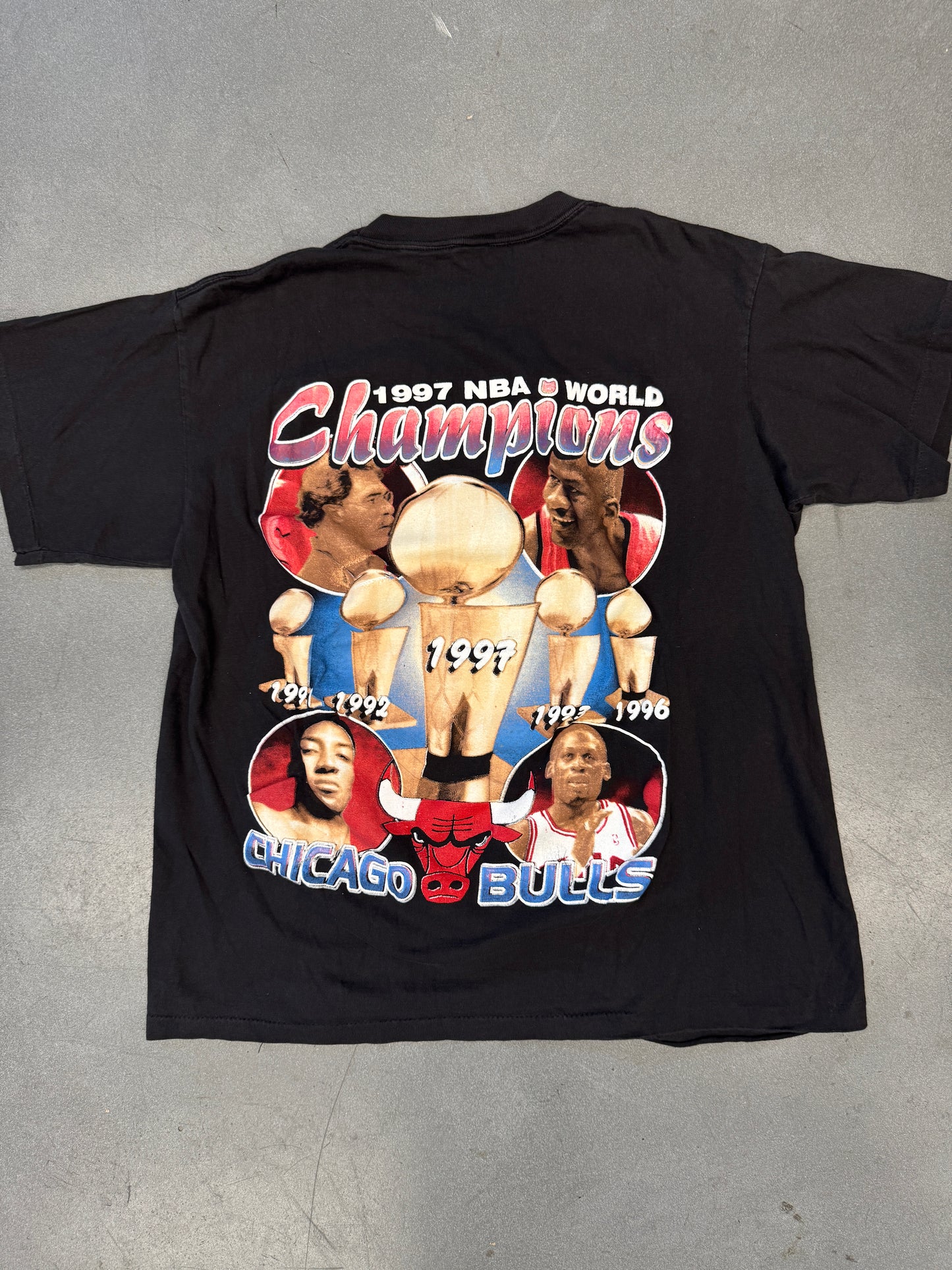 1997 NBA WORLD CHAMPIONS CHICAGO BULLS RAP STYLE TEE (PULLED TAG)