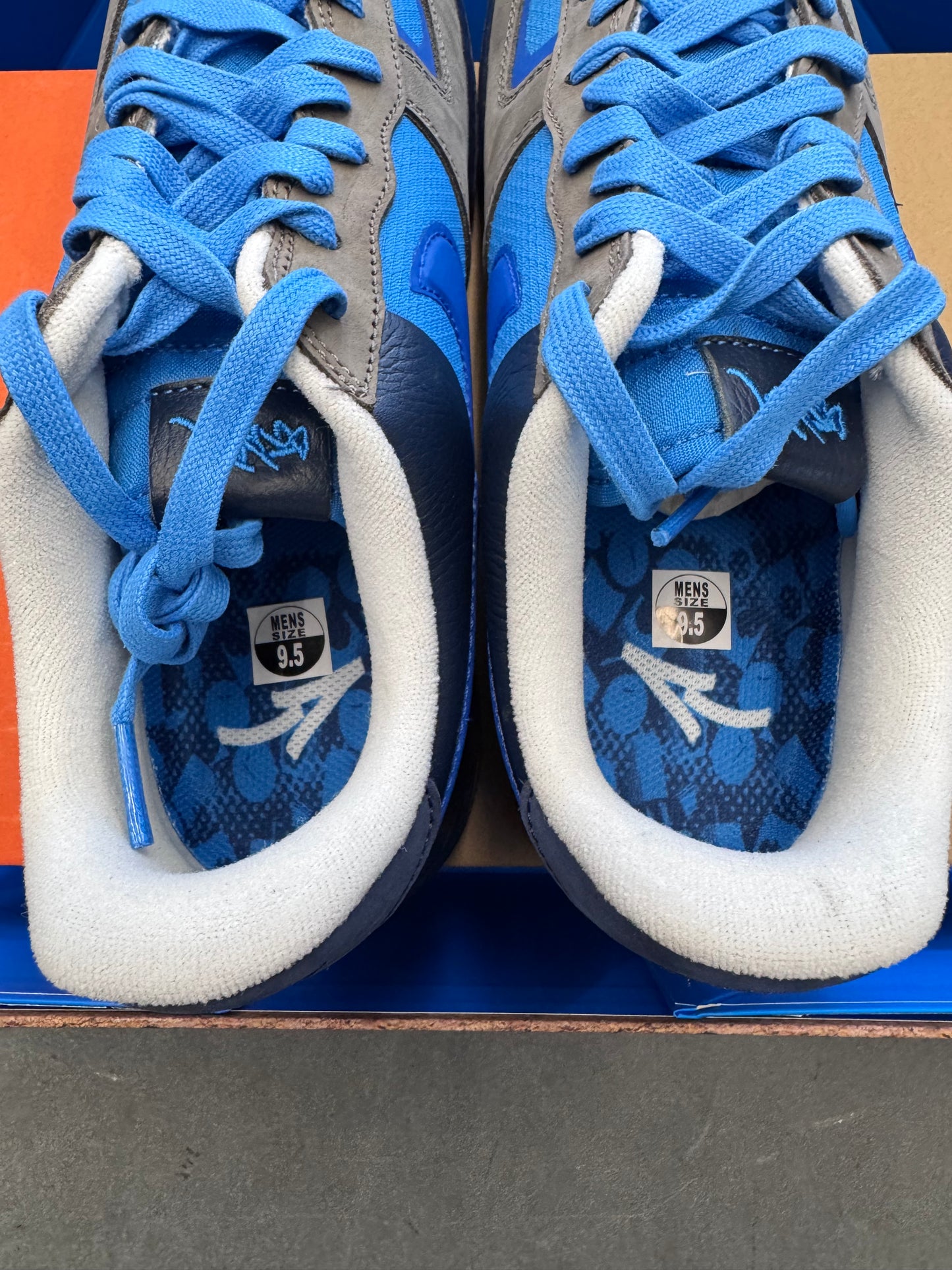 2024 SIZE 9.5 NIKE AIR MAX 95 & NIKE AIR FORCE 1 LOW STASH SPECIAL BOX (WITH POSTER) (SIGNED) (BRAND NEW OG ALL)