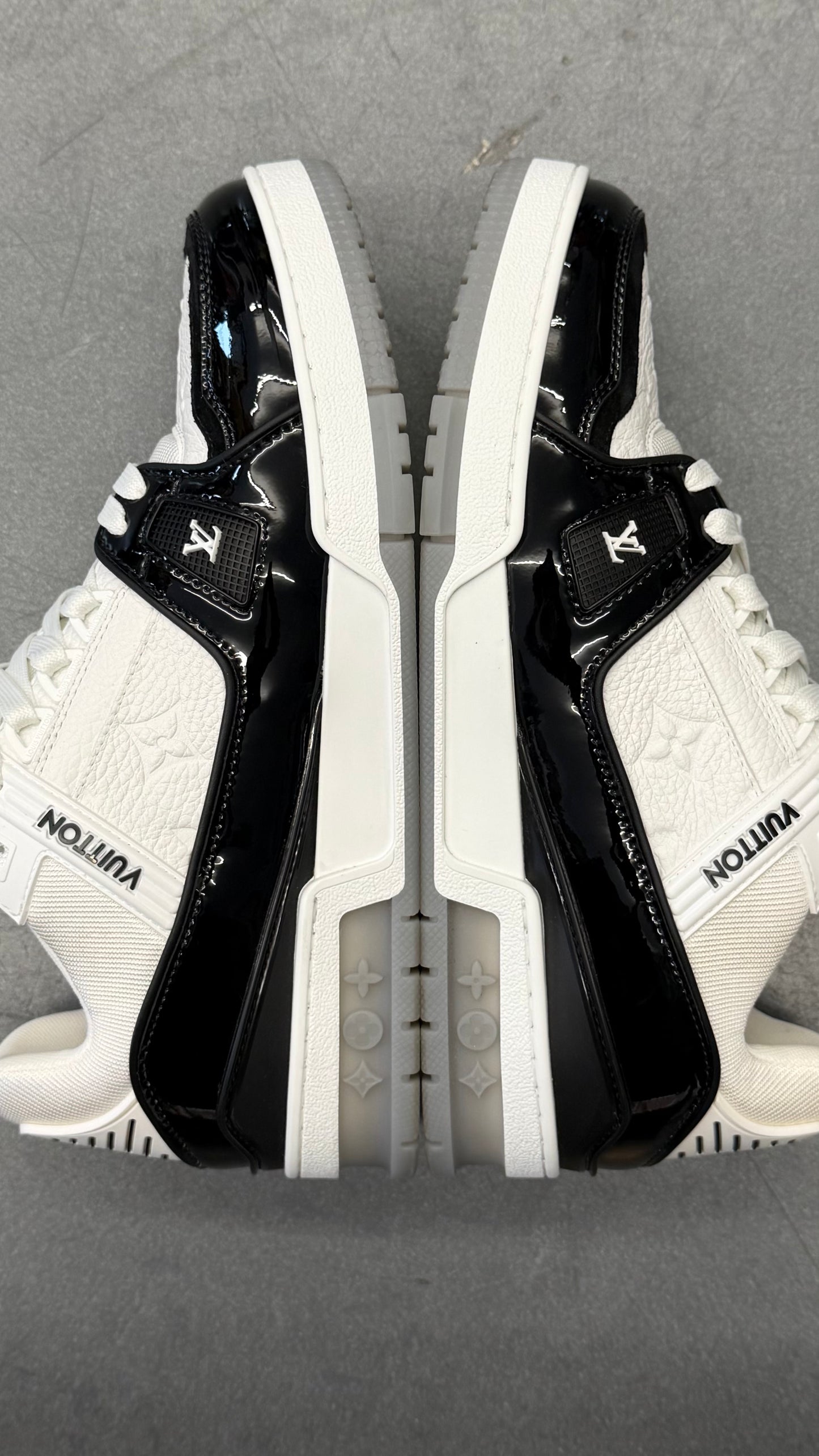 SS25 LOUIS VUITTON PATENT LEATHER TRAINER SNEAKERS - BLACK/WHITE