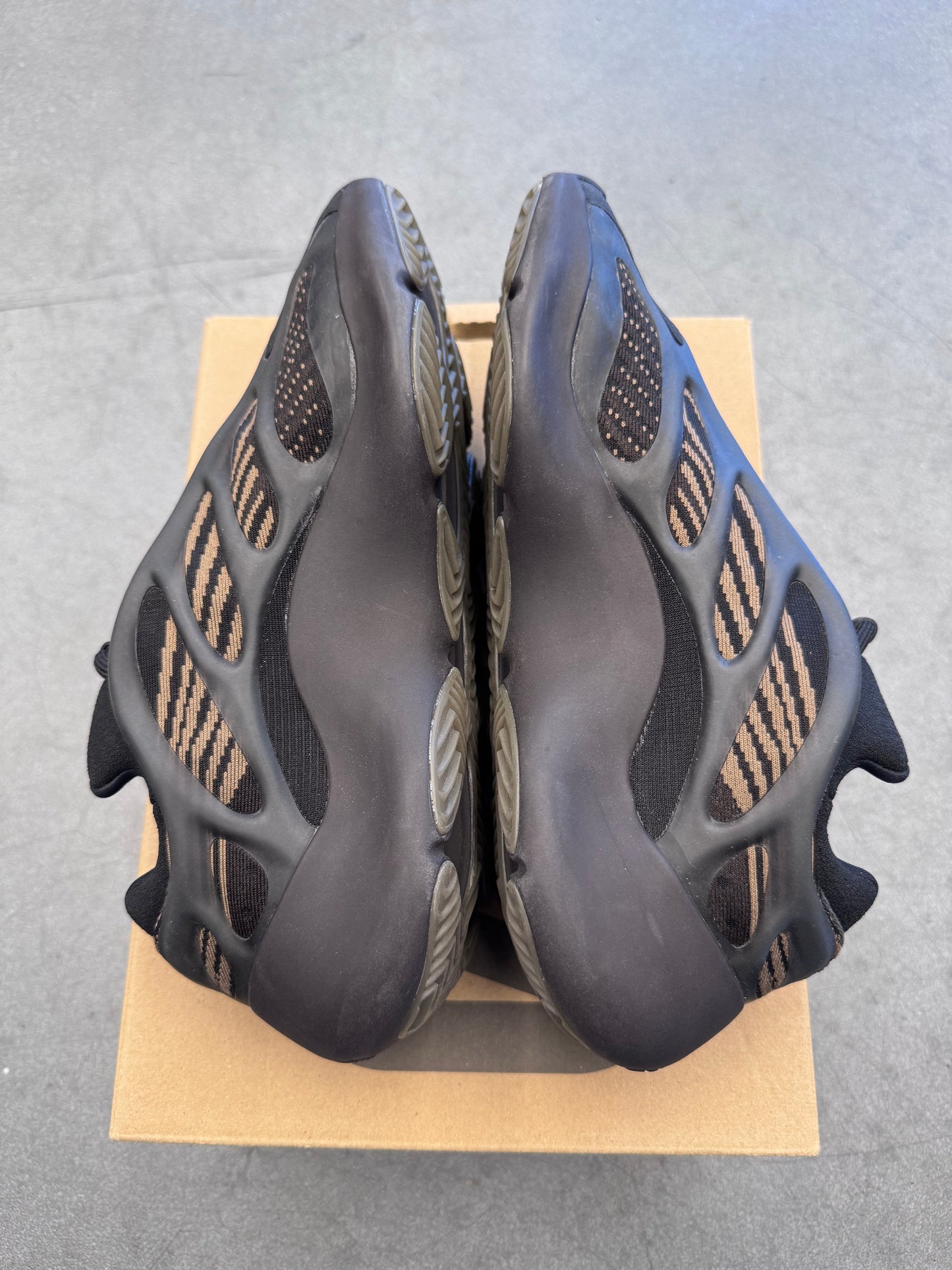 2020 SIZE 8 YEEZY 700 V3 CLAY BROWN (PRE-OWNED WITH BOX)