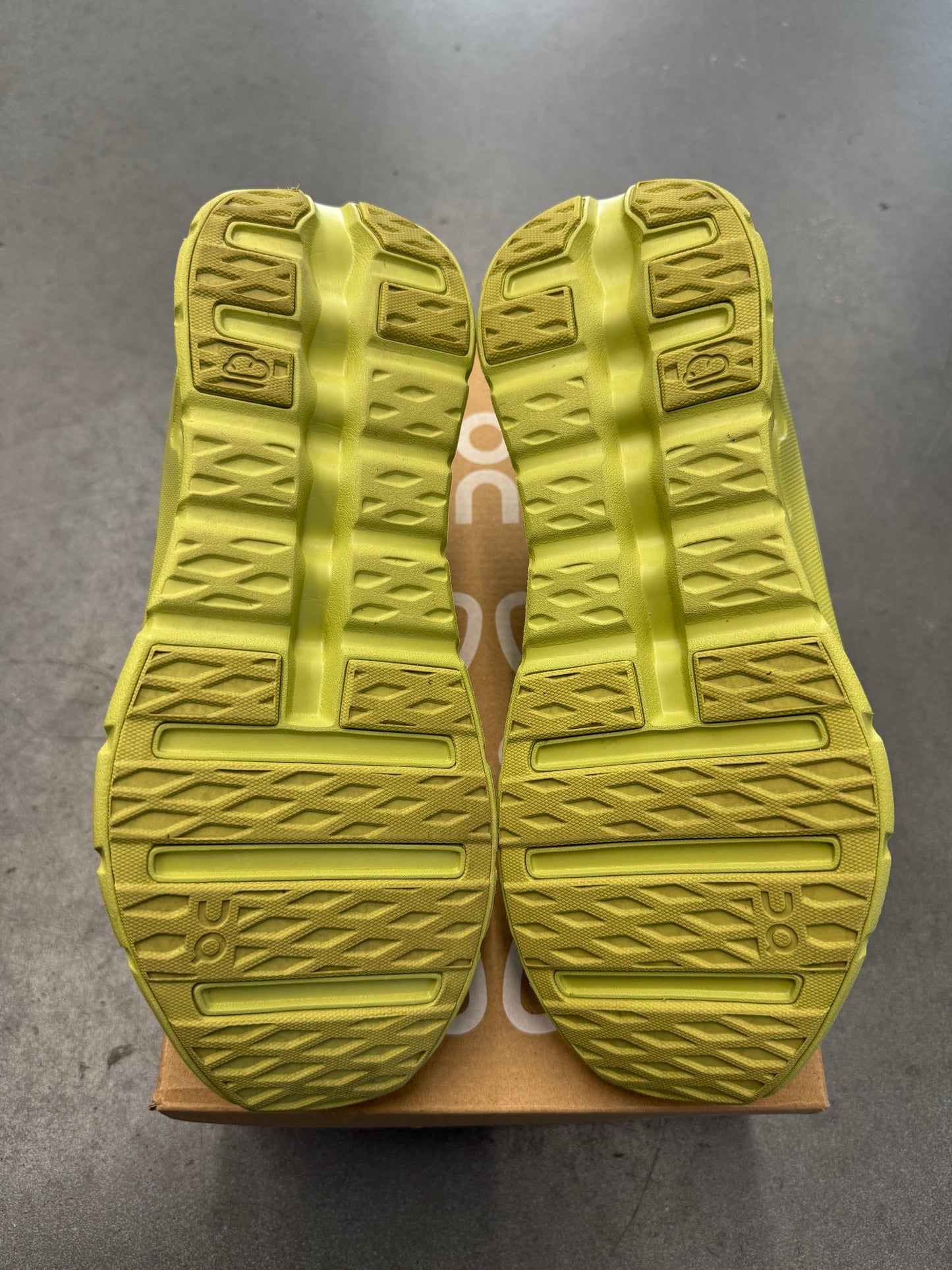 2023 SIZE 8 CLOUDTILT LOEWE - LIME GREEN (PRE-OWNED WITH BOX)