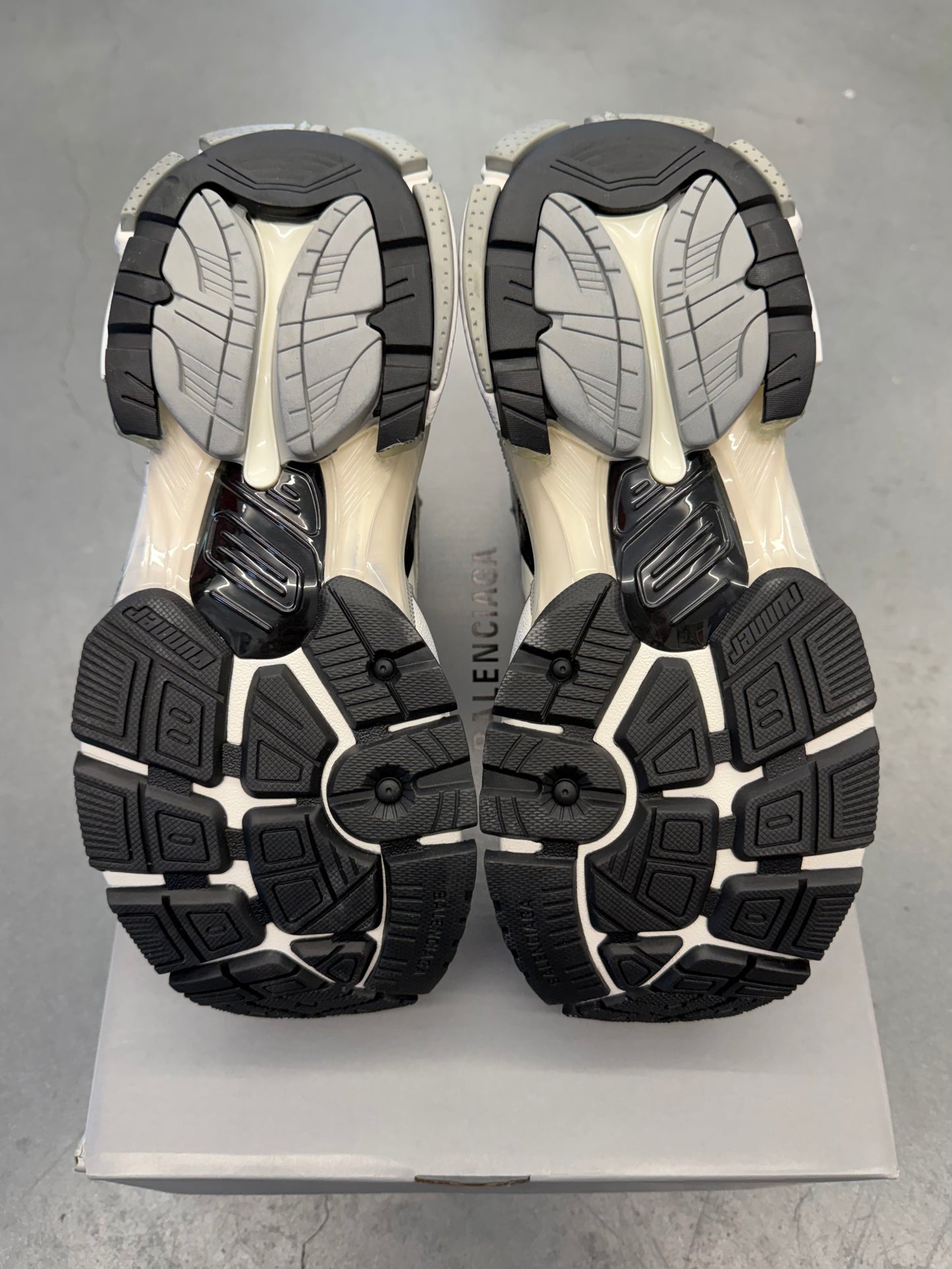 SIZE 42 BALENCIAGA MEN'S RUNNER SNEAKERS NYLON/SUEDE/MESH (NEW WITH BOX)