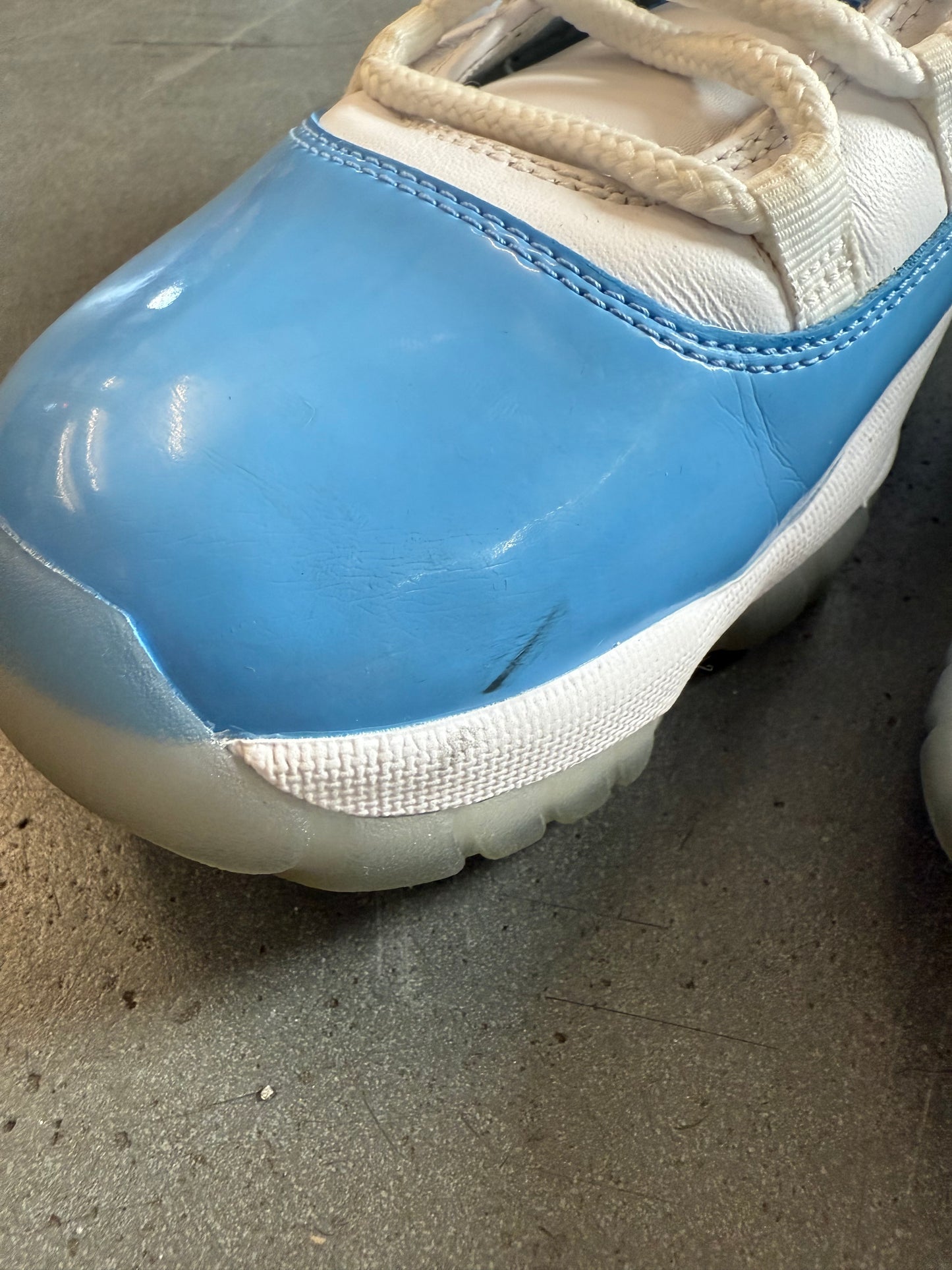 2017 SIZE 10.5 JORDAN 11 RETRO LOW UNIVERSITY BLUE (PRE-OWNED NO BOX)