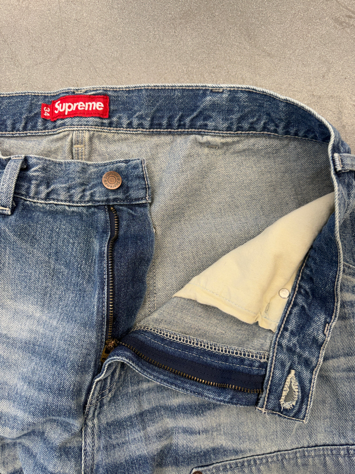 FW25 SUPREME WORN DOUBLE KNEE DENIM PAINTER  PANT - WASHED INDIGO
