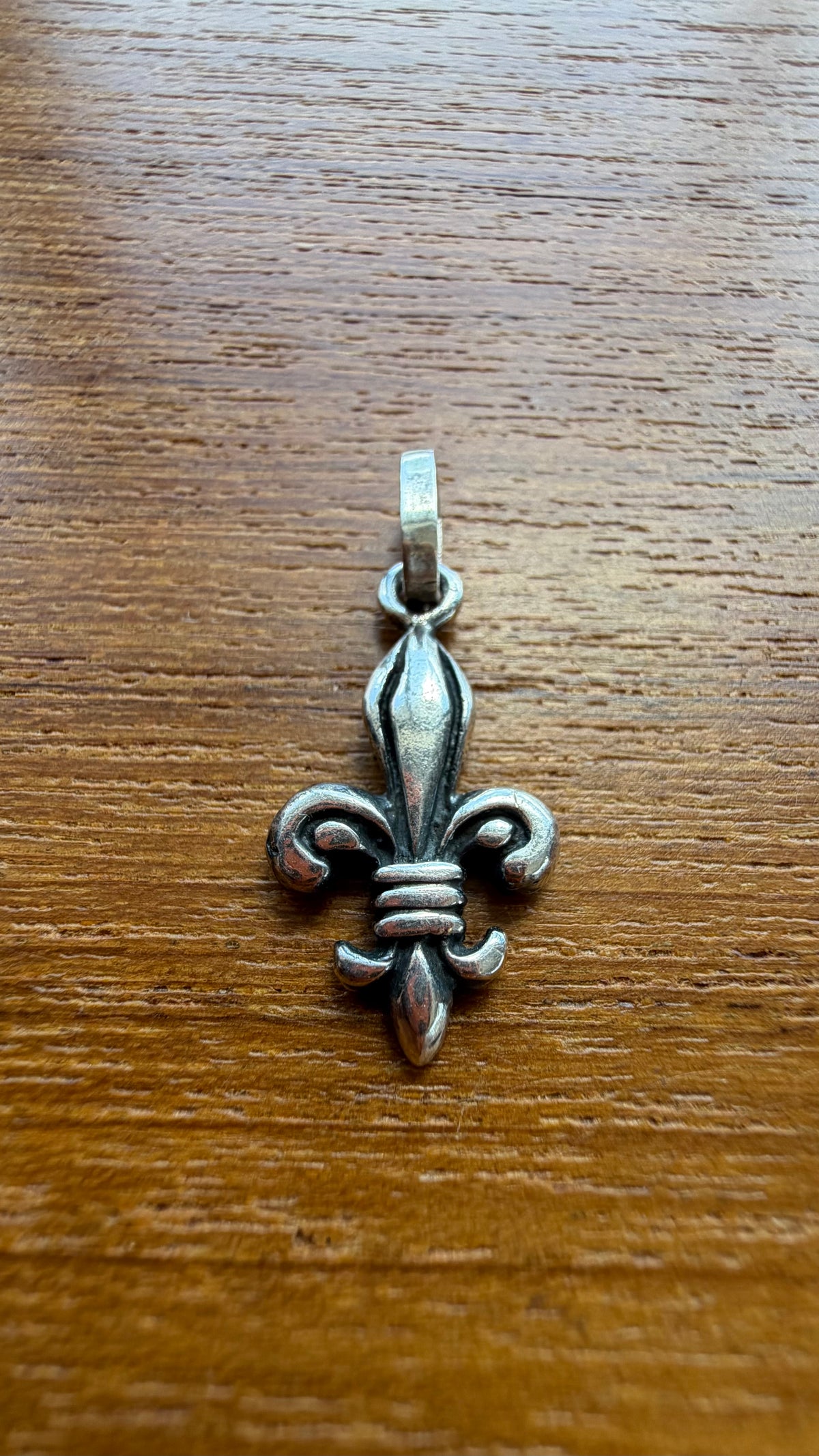 VINTAGE FLEUR DE LIS SILVER PENDANT