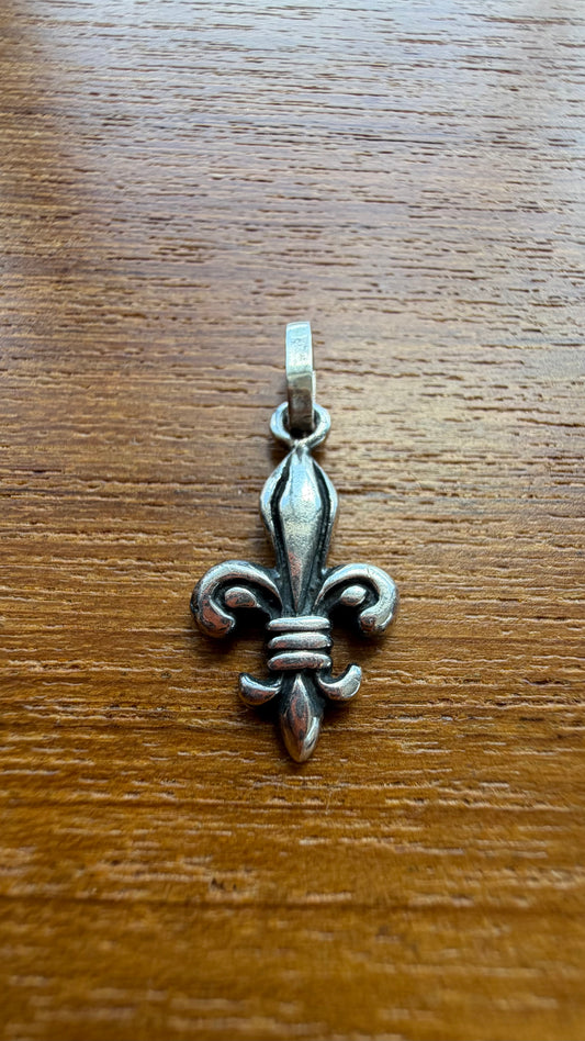 VINTAGE FLEUR DE LIS SILVER PENDANT