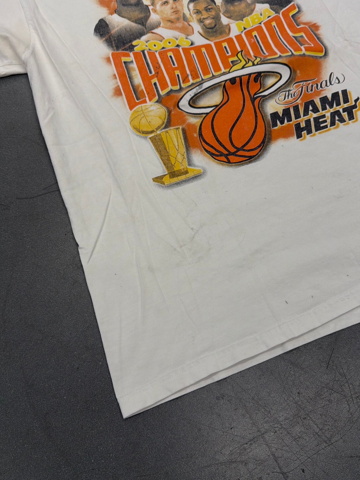 2006 NBA CHAMPIONS MIAMI HEAT BOOTLEG RAP STYLE TEE (FADED TAG)