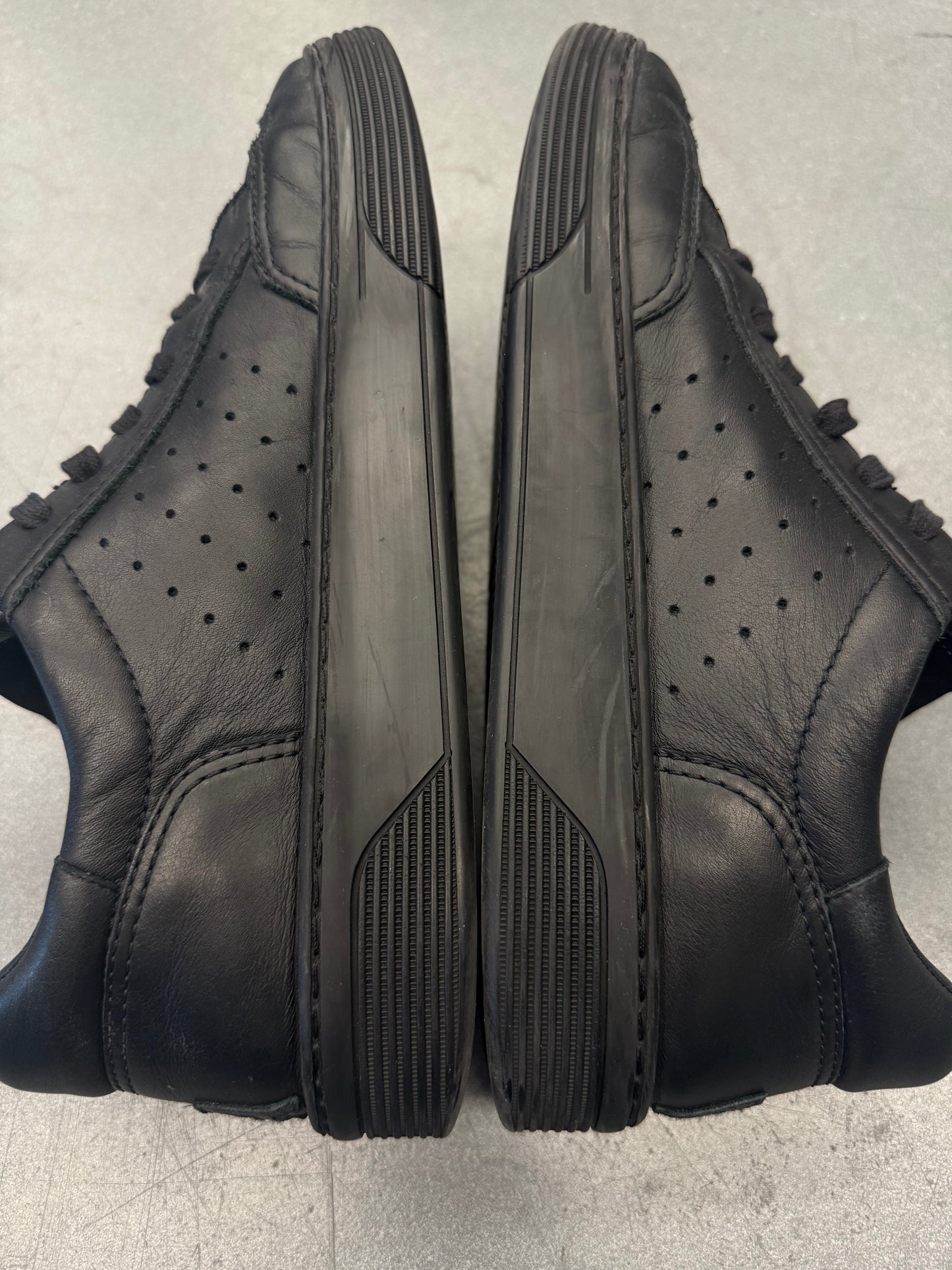 SIZE 42 CHANEL G36487 LEATHER SNEAKER - BLACK