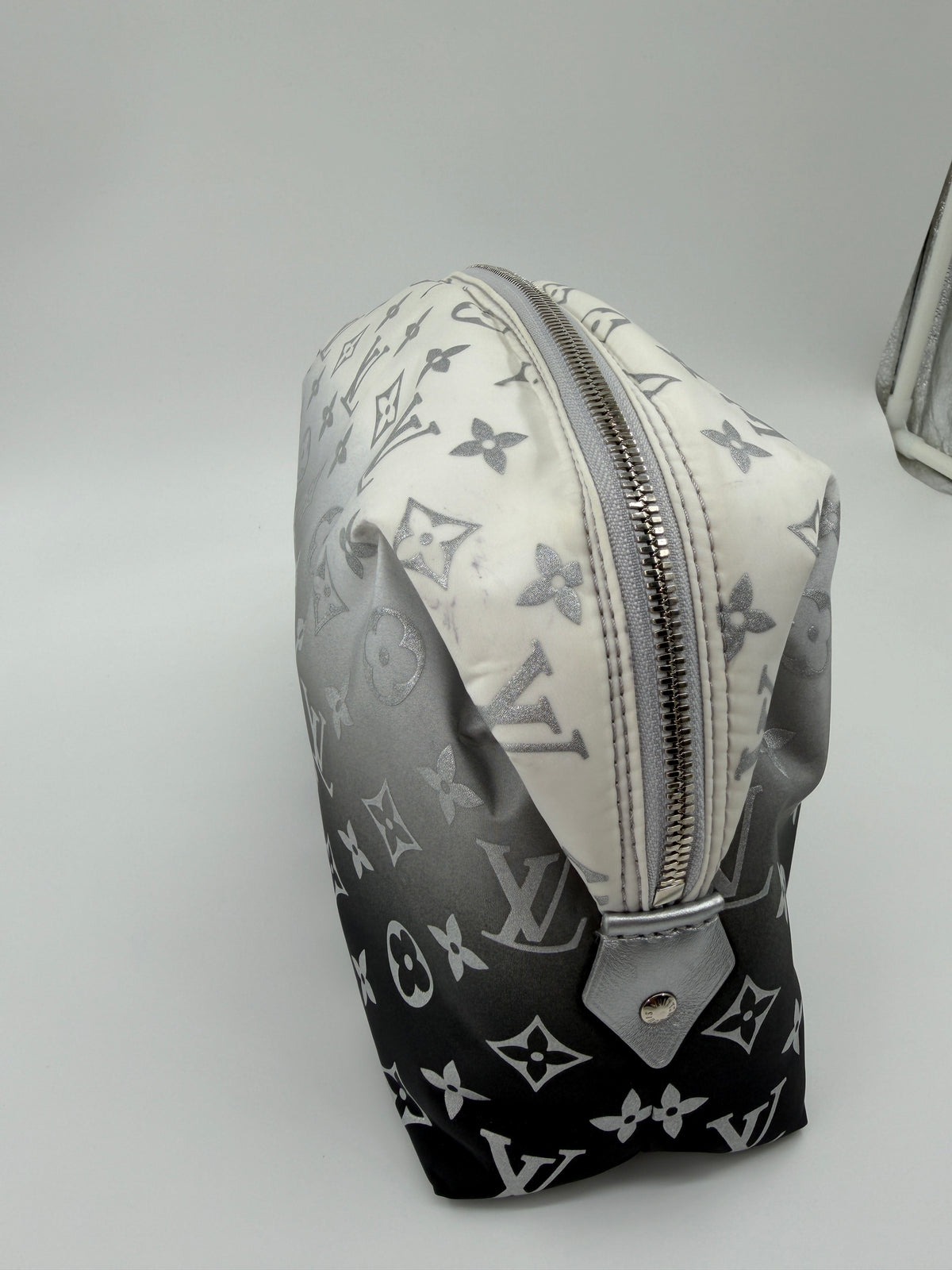 2024 LOUIS VUITTON COSMETIC POUCH - FROST GRADIANT SILVER