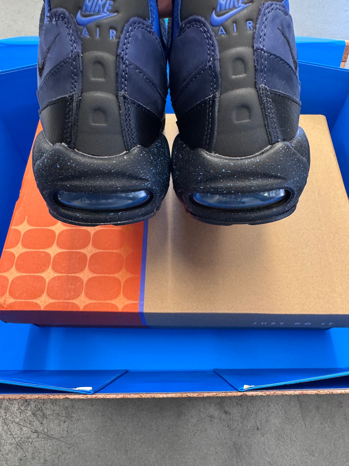 2024 SIZE 9.5 NIKE AIR MAX 95 & NIKE AIR FORCE 1 LOW STASH SPECIAL BOX (WITH POSTER) (SIGNED) (BRAND NEW OG ALL)