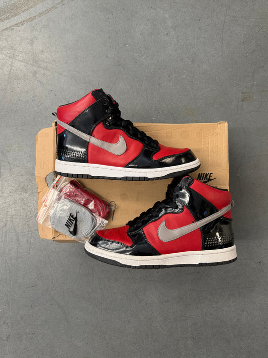 2010 NIKE DUNK HIGH PREMIUM DJ AM - VARSITY RED/BLACK