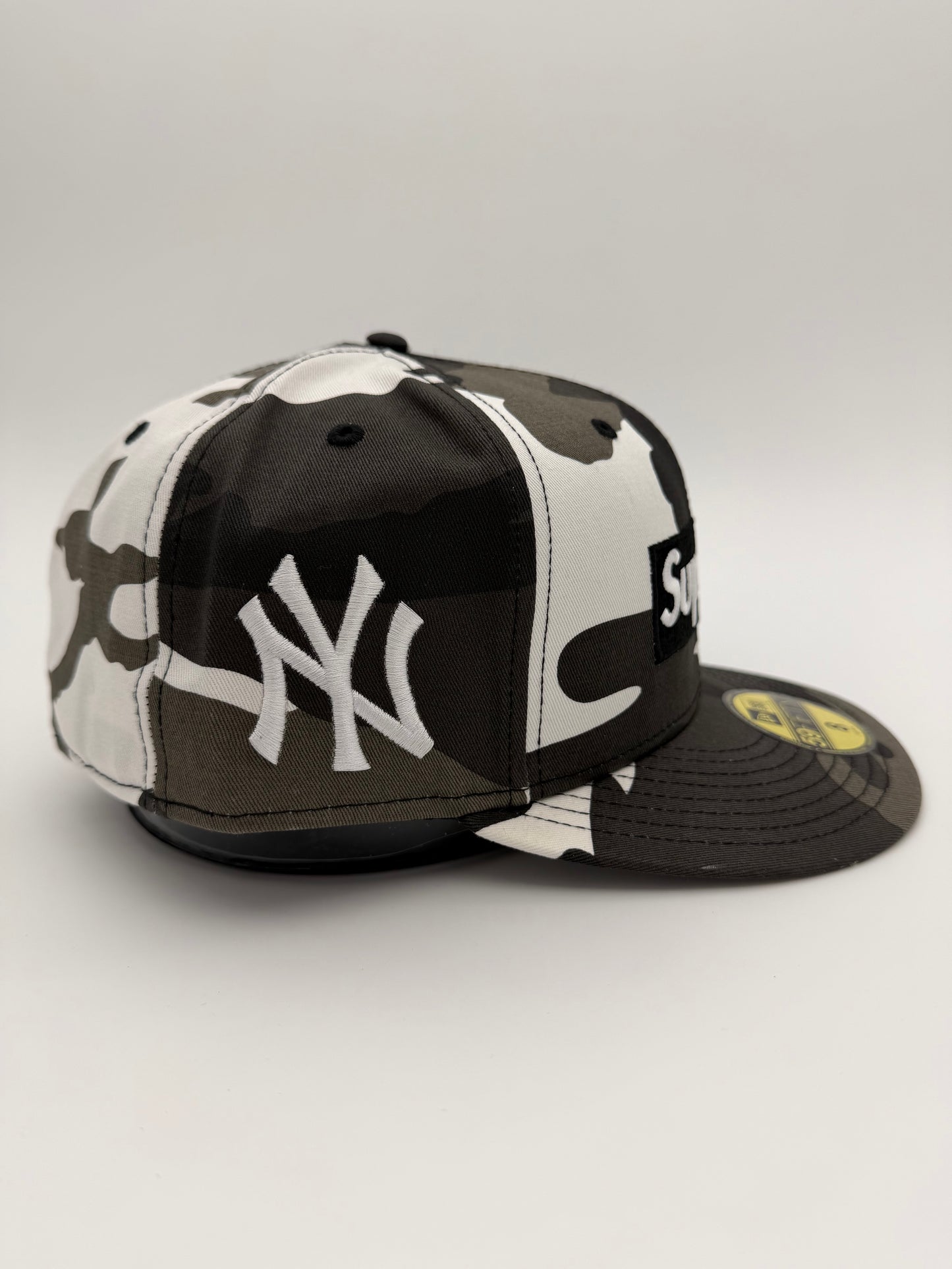 FW25 SUPREME MLB TEAMS BOX LOGO NEW ERA 59FIFTY FITTED CAP - YANKEES SNOW CAMO