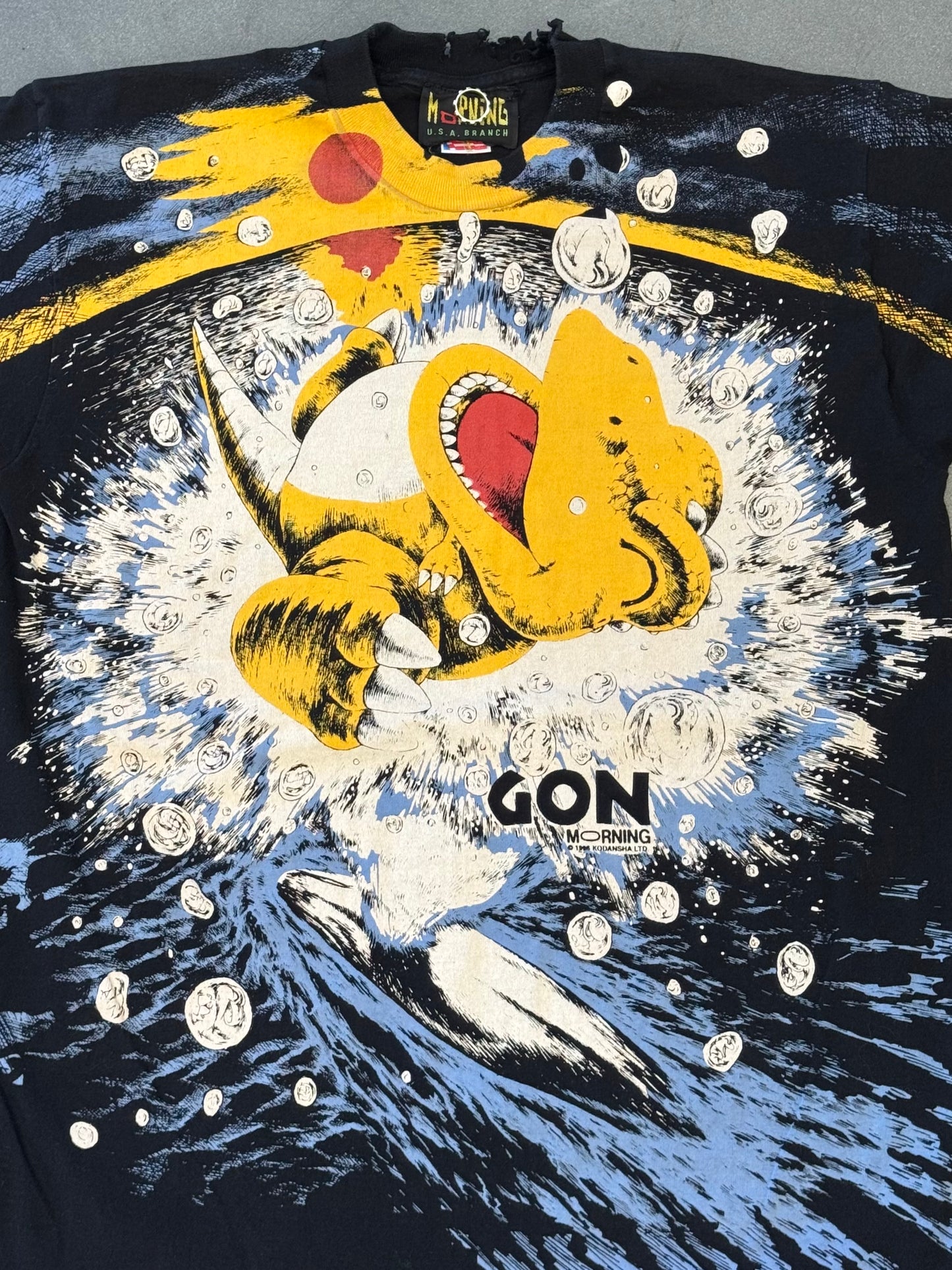 1996 GON ! MANGA DINOSAUR AOP TEE (MORNING TAG)