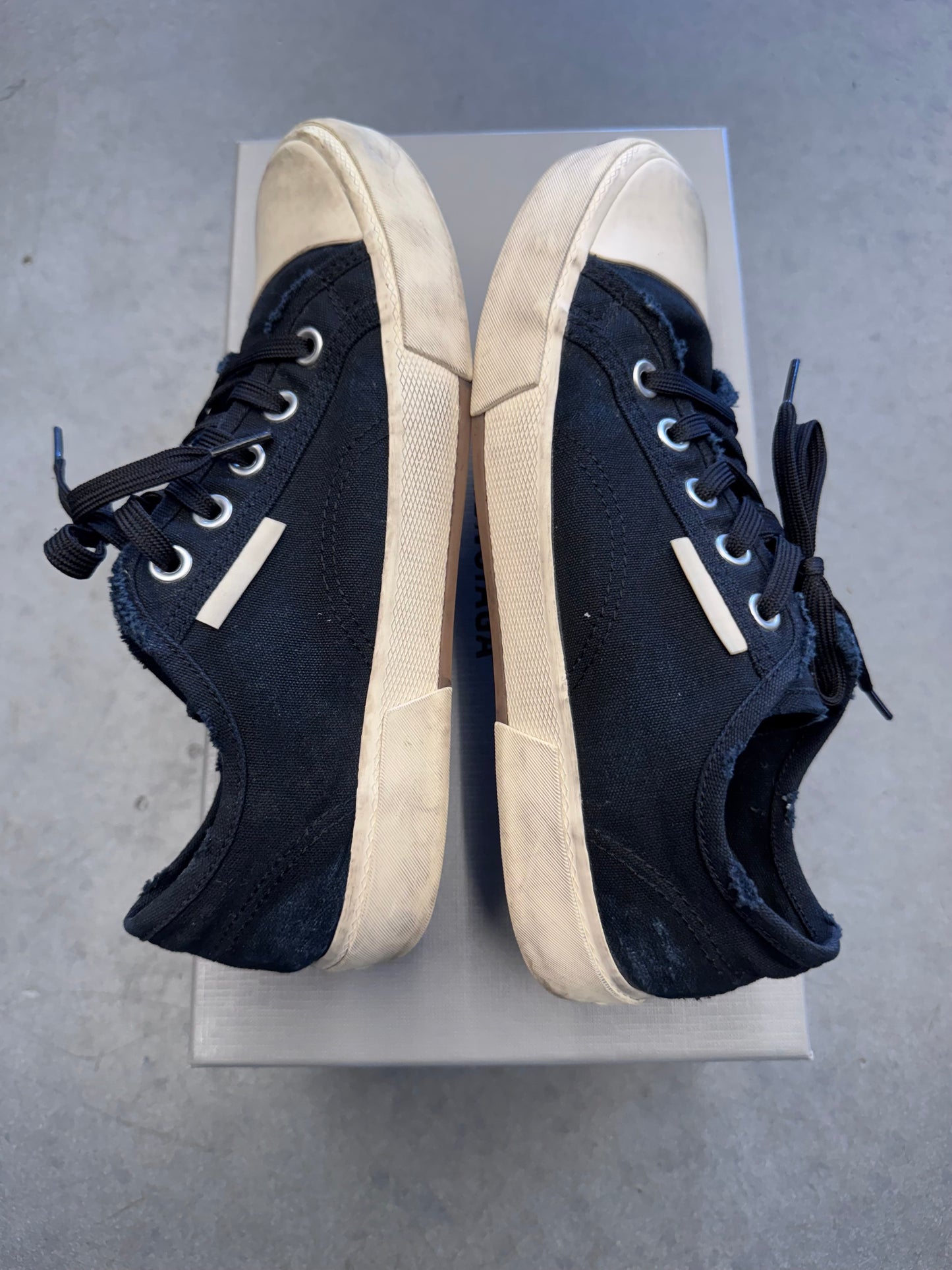SIZE 40 BALENCIAGA PARIS CANVAS LOW SNEAKER - BLACK/WHITE (PRE OWNED WITH BOX)