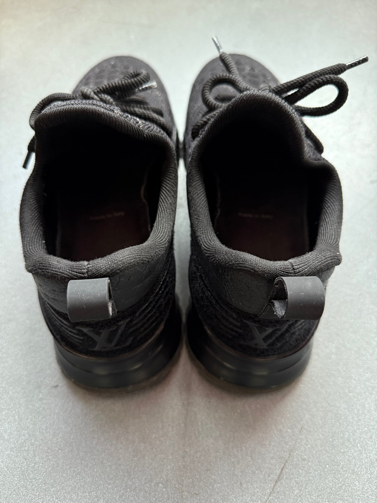 SIZE 7 LOUIS VUITTON VNR TRAINER SNEAKER (PRE-OWNED NO BOX)
