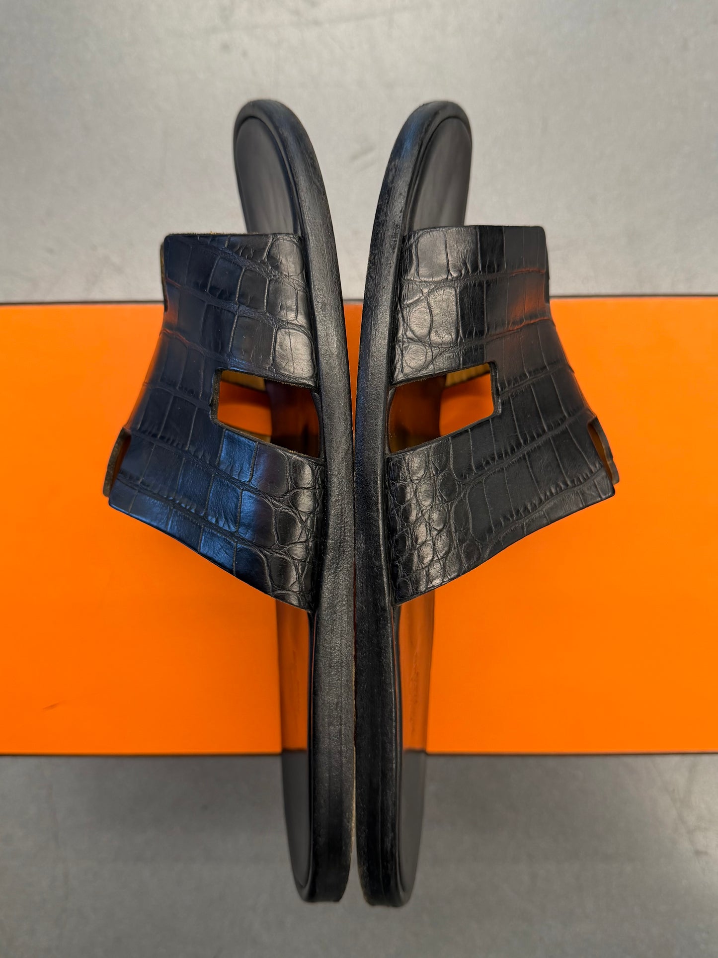 SIZE 43 HERMES IZMIR CROCODILE SANDAL  - BLACK (PRE-OWNED WITH BOX)