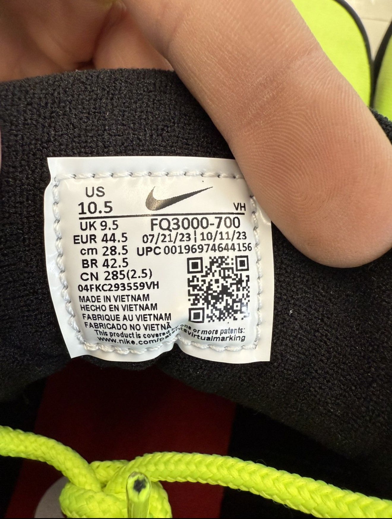 SIZE 10.5M NIKE SB DARWIN LOW SUPREME VOLT (BRAND NEW, WITH BOX)