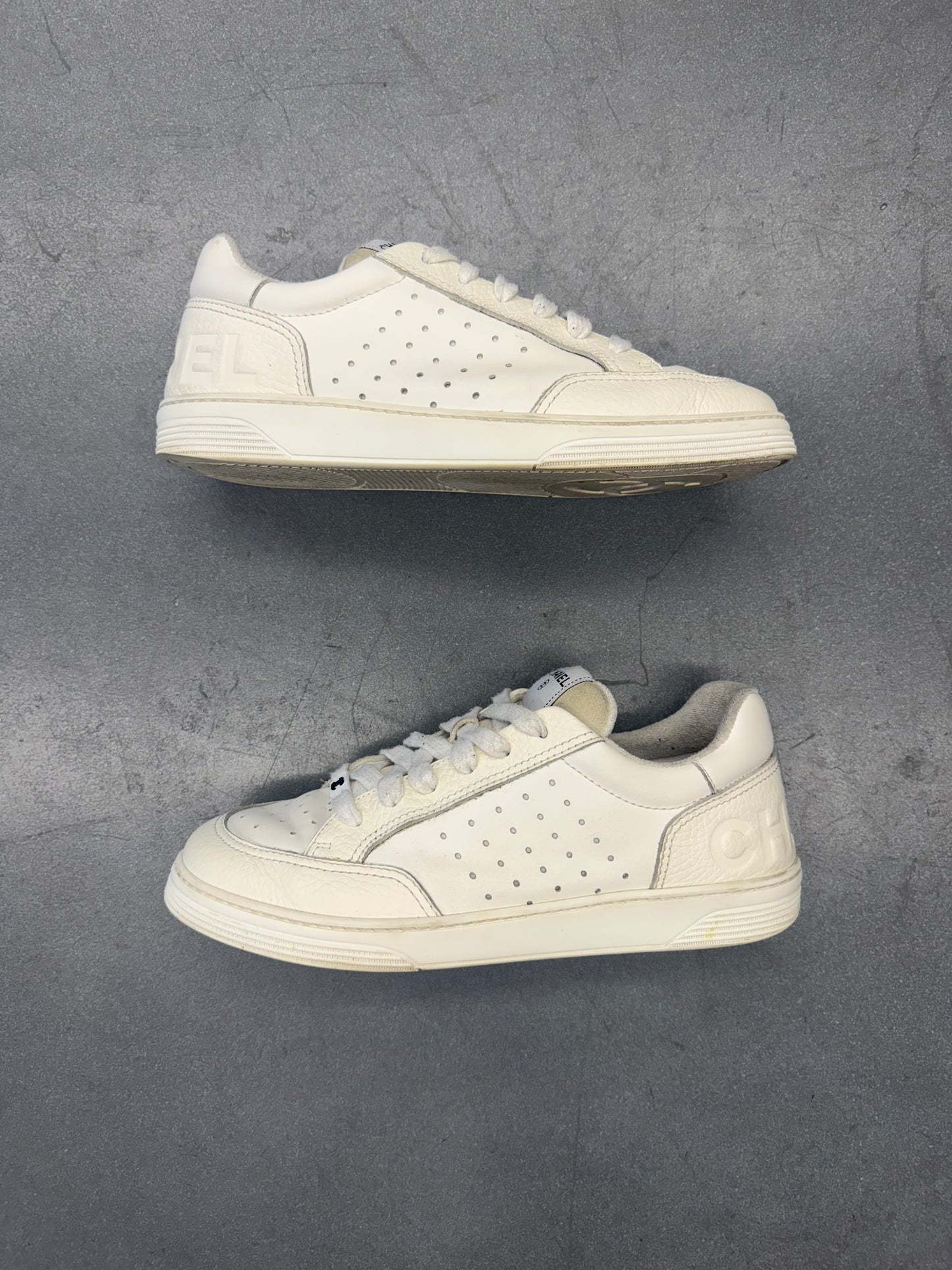 SIZE 42 CHANEL G38809 LEATHER SNEAKER - WHITE